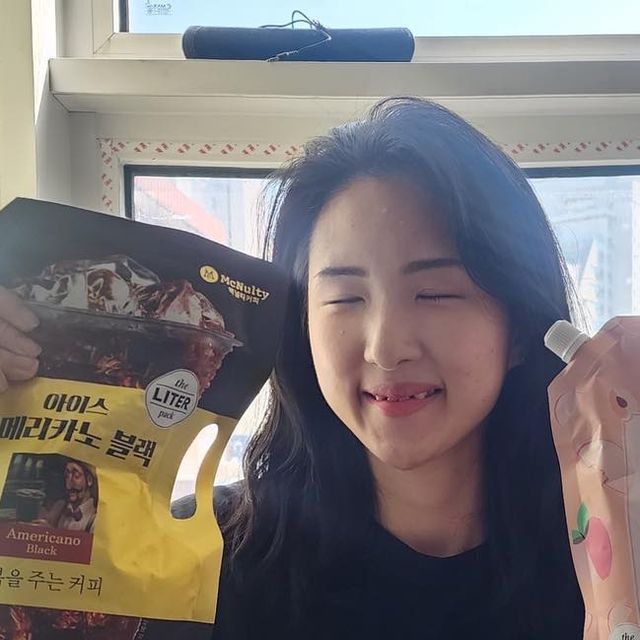 최규리 on Instagram: "#협찬 이번엔 너로 정했다!🫵 #대용량커피 가성비 만빵 #1리터 #아이스티 그리고 #아메리카노 🧊🍹 뙤양볕 #얼죽아 위한 #맥널티 #커피 #음료 #🔥 집콕🏠 주말 브