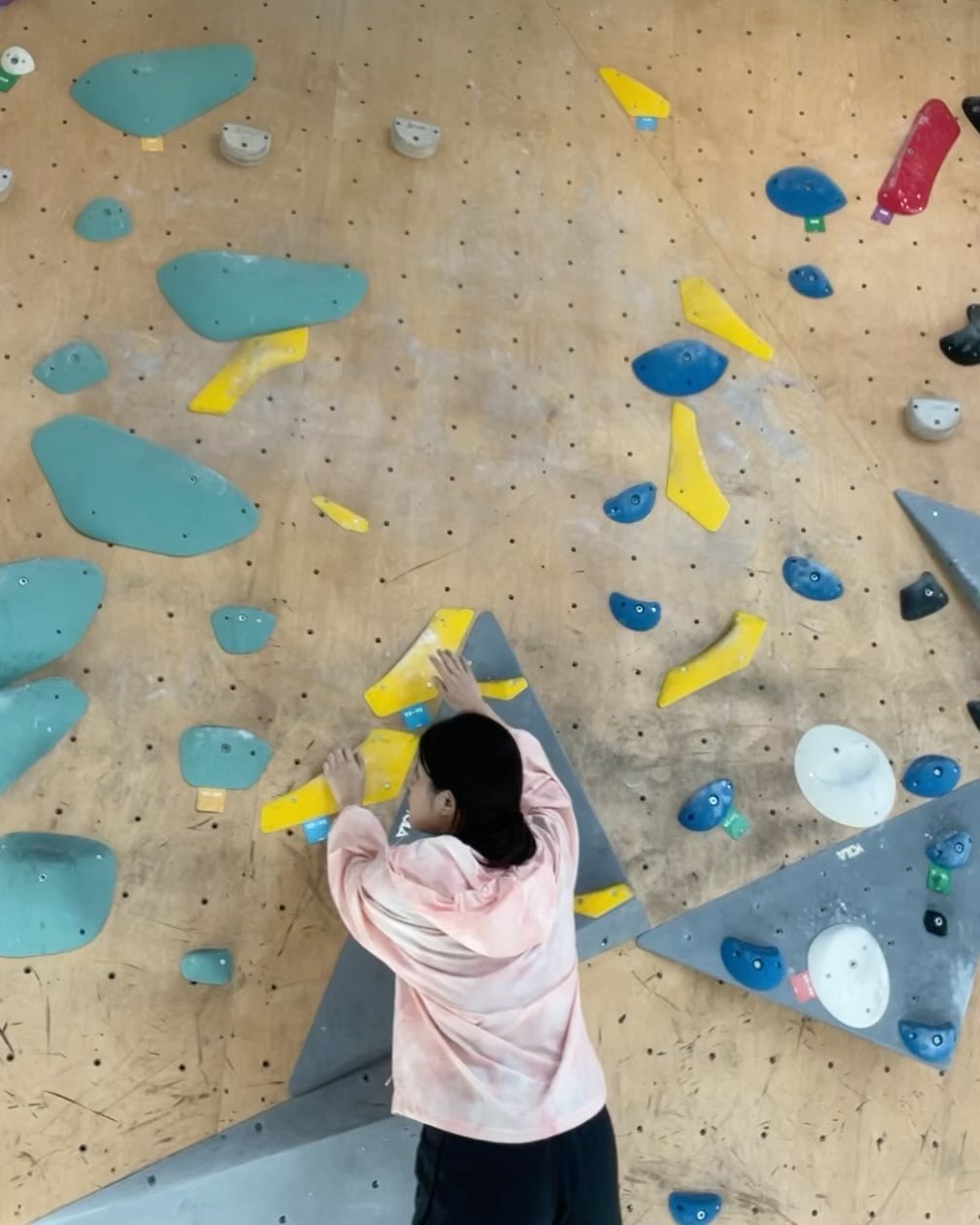 나 오늘 드디어 파란색 깼자나!!!! 
근데 왜 점점 다리가 튼실해지는거지.. ㅋㅋ🥲
#클라이밍#balanceclimbing