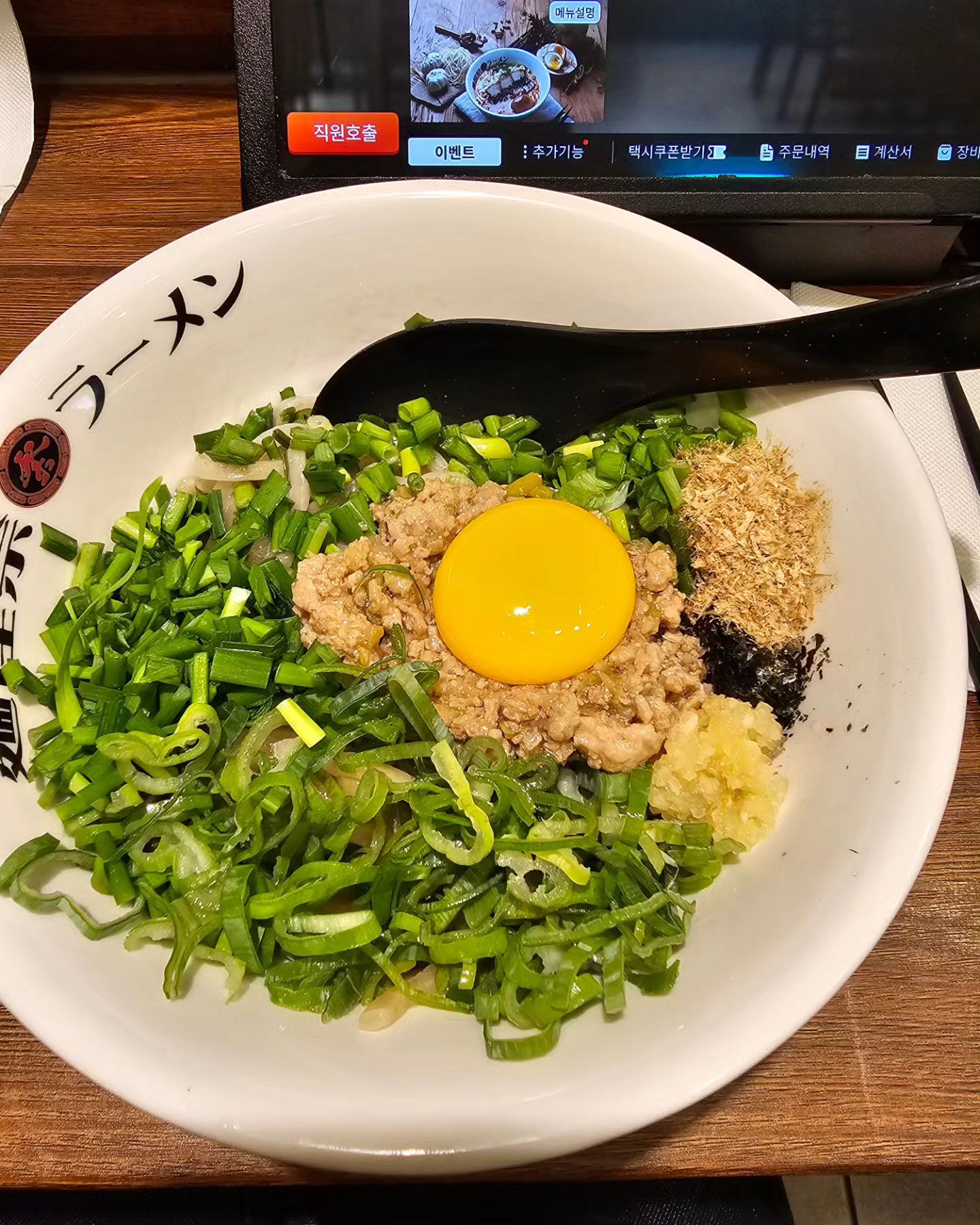 #마제소바맛집추천
맛있고 고소하고 입앗찾아주는
마제소바~ 
다시마식초 넣고 비비면 고소함이
더 느껴져서 미니공기밥까지
한그릇 후딱 먹게되는~ 

#마제소바 #성수동맛집 #멘야마쯔리
#직장인점심메뉴 #성수동점심
