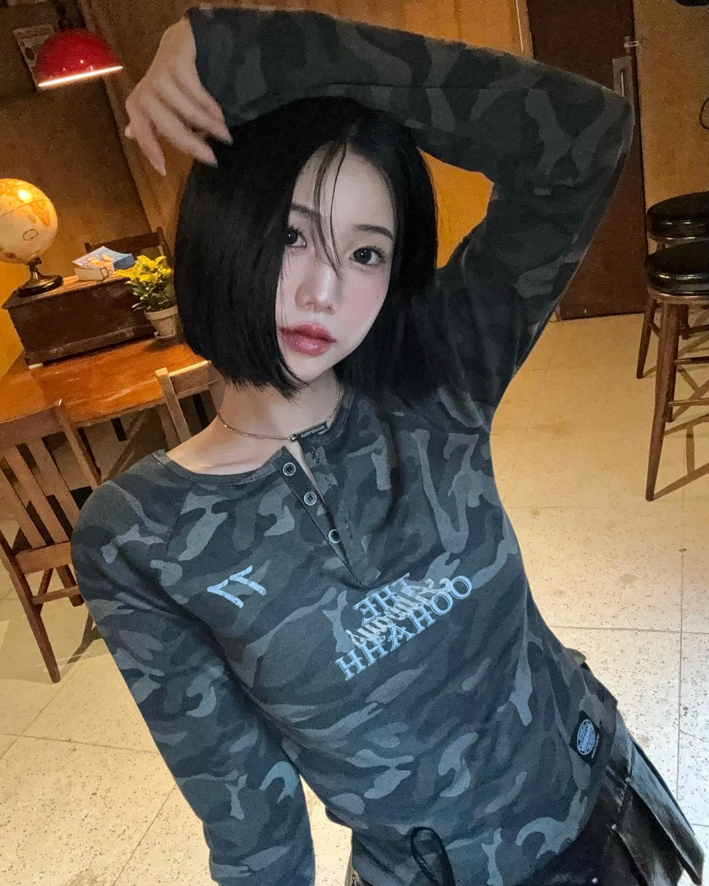 oohahh_corp 🪖🎖️🫡

요즘 새로운 스타일 도전에 맛들여서 
매우 어색한 나에오…(ﾒ﹏ﾒ)

예쁜데 신축성까지 너무 좋은 티와
레이어드 스커트는 어디에나 포인트 주기 좋아서
자주 입고 다닐것 같아요💭