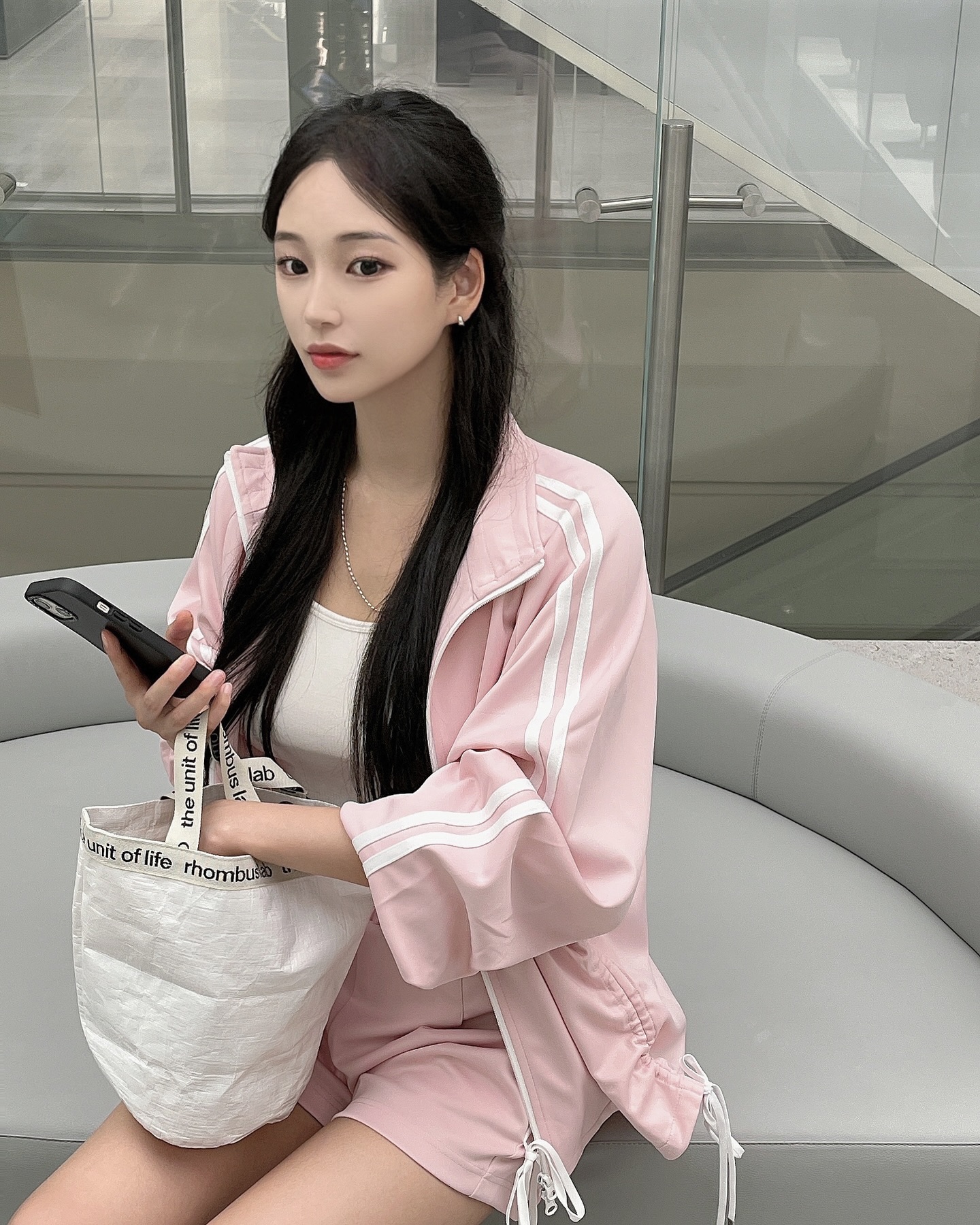 파워 웜톤임에도 딸기우유 컬러가 취향저격🎀
리본이랑 상의셔링 디테일도 봐줘용.. 쏘 러블리 ⁂💗

.
.

#해뜨거울때 #겉옷필수 #트레이닝복 
#널디 #nerdy #오늘뭐입지 #오늘의코디 
#오오티디룩 #오오티디 #데일리코디 
#데일리패션 #셀스타그램 #셀카 #selfieee