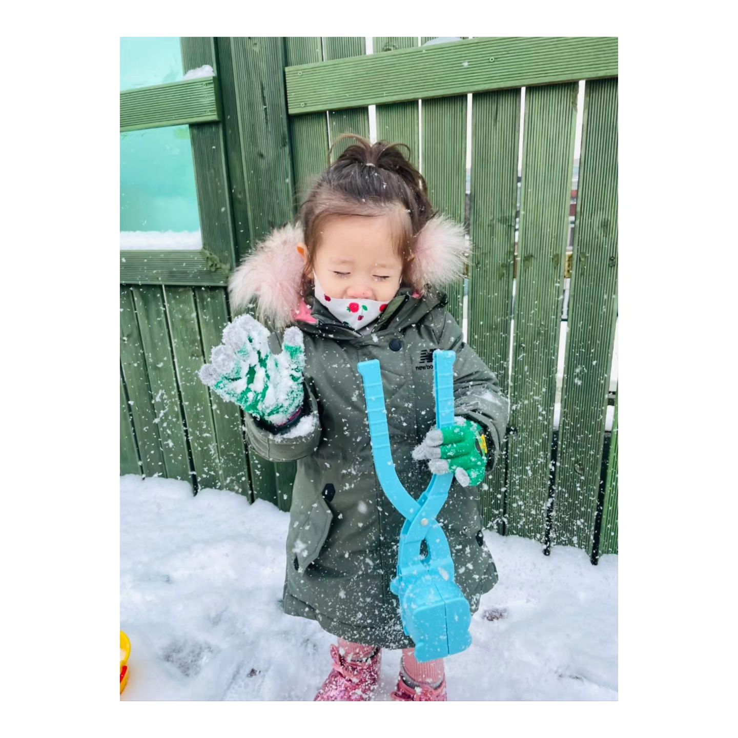우리집 3호♥︎

#지우일상
⠀⁣
♡+⁣996

잠깐 내린 함박눈으로
어린이집 옥상놀이터에  눈이 쌓여
눈놀이하러 옥상놀이터  고고~

⠀⁣
누구보다  신난 지우 •ᴗ•

아프지만 않음 되 ~⠀⁣
⠀⁣
⠀⁣
⠀⁣
•͈ᴗ•͈⁣
⠀⁣

#3살딸
#지우스타그램

#어린이집활동사진
#신나게재밌게즐겁게🎶
#선생님이찍어준사진

#예쁘다예뻐
#귀욤뿜뿜

♥︎