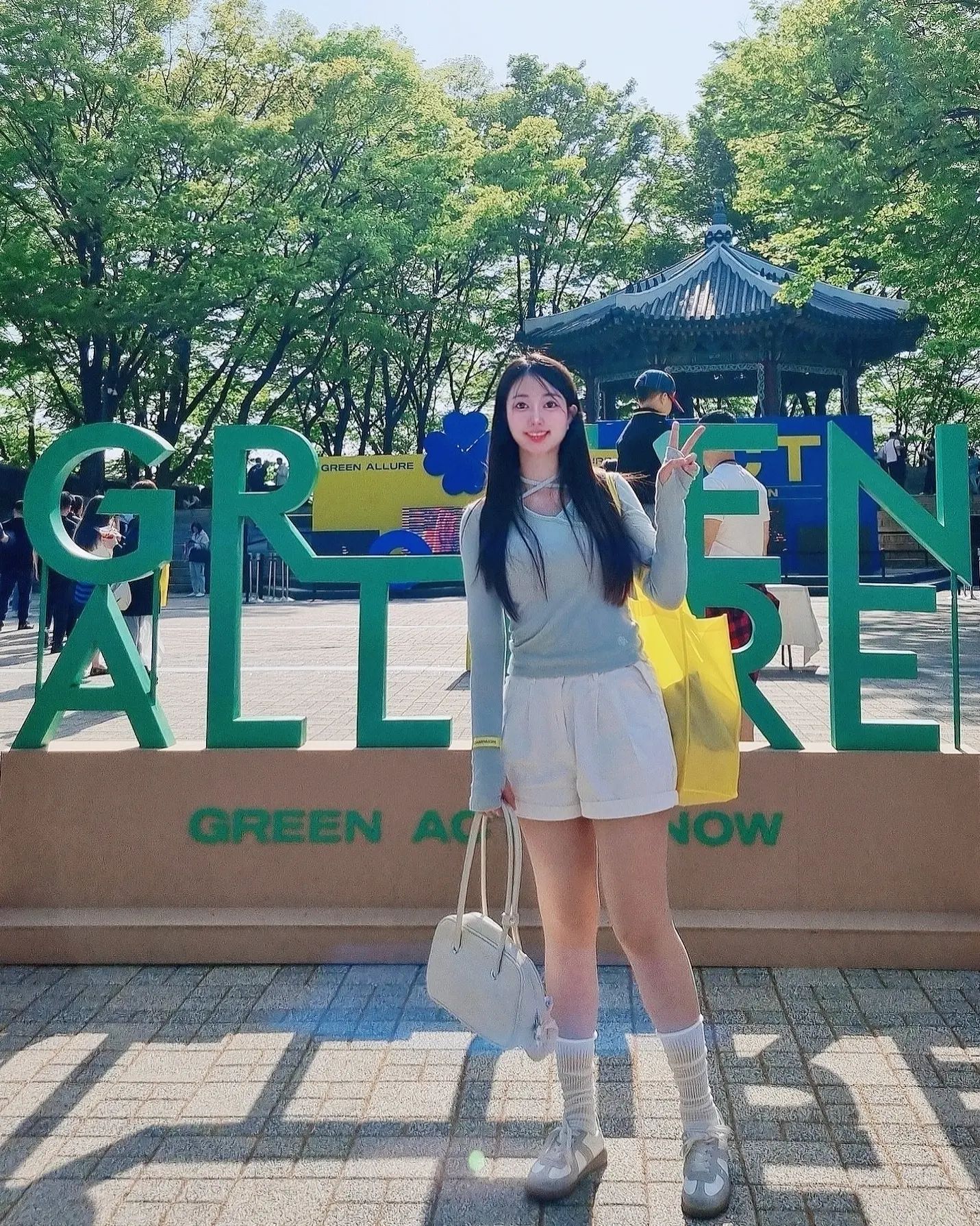 #광고 지금 남산타워에선 [얼루어 그린캠페인] 진행중💚

오늘 7시까지니 남산타워랑 가까운곳에 계신분들 남산타워로 서둘러서 가보셔요🏃‍♀️🏃

오늘은 4/22 지구의 날인데요!🌎 
[얼루어 그린캠페인]은 지구의날을 기념하여 12년동안
진행해온 <얼루어 코리아>의 대표적 오프라인 행사에요

버츠비/러쉬/몽베스트/비프로젝트/엘리자베스아덴/랩1899등
다양한 뷰티 브랜드 제품 샘플들 체험해볼 수 있는
즐거운 행사😆

다들 이벤트/게임하면서 샘플 많이받아가시더라는ㅎㅎ
이벤트가 어렵지않고 브랜드 인스타 팔로우만
해도 주시는곳도 많았어요😁

저는 클린뷰티 어워드에서 5관왕은 물론 
성분까지 꼼꼼히 신경쓰는 [비프로젝트] b_project.official 부스 갔다왔는데
이벤트 참여하고 본품 샘플 (트리트먼트 샴푸 등)
4개나 들어있는 키트 당첨됐어요😆여행갈때 쓰기 딱!
줄서는동안 두피 시원해지는 앰플같은것도
발라주셨는데 좋더라구요~
기초 제품들도 궁금해졌어요

오늘 미세먼지 거의없이 날씨좋고
남산타워 풍경도 너무 좋아요~
퇴근하고 데이트하실분들 다양한브랜드 샘플 받아보실분들은 남산타워로 고고😘

#광고 #얼루어그린캠페인 #지구의날행사 
#비프로젝트 #남산타워 #남산타워데이트 #남산타워데이트코스추천
#이벤트스타그램 #코덕스타그램 #코덕리뷰
#오늘뭐하지 #서울가볼만한곳 #서울핫플