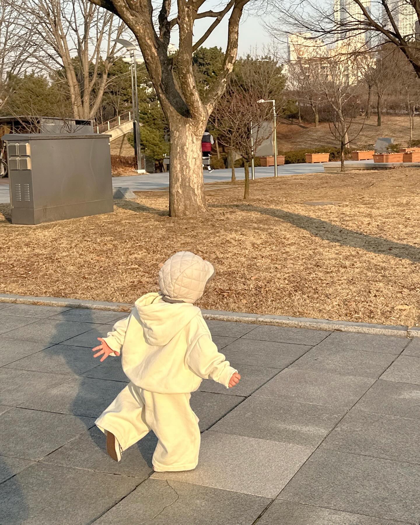 오랜만에 공원에서 뛰어놀아 신난 똥강아지💕

날이 따뜻해서 놀기 좋았당 :)
