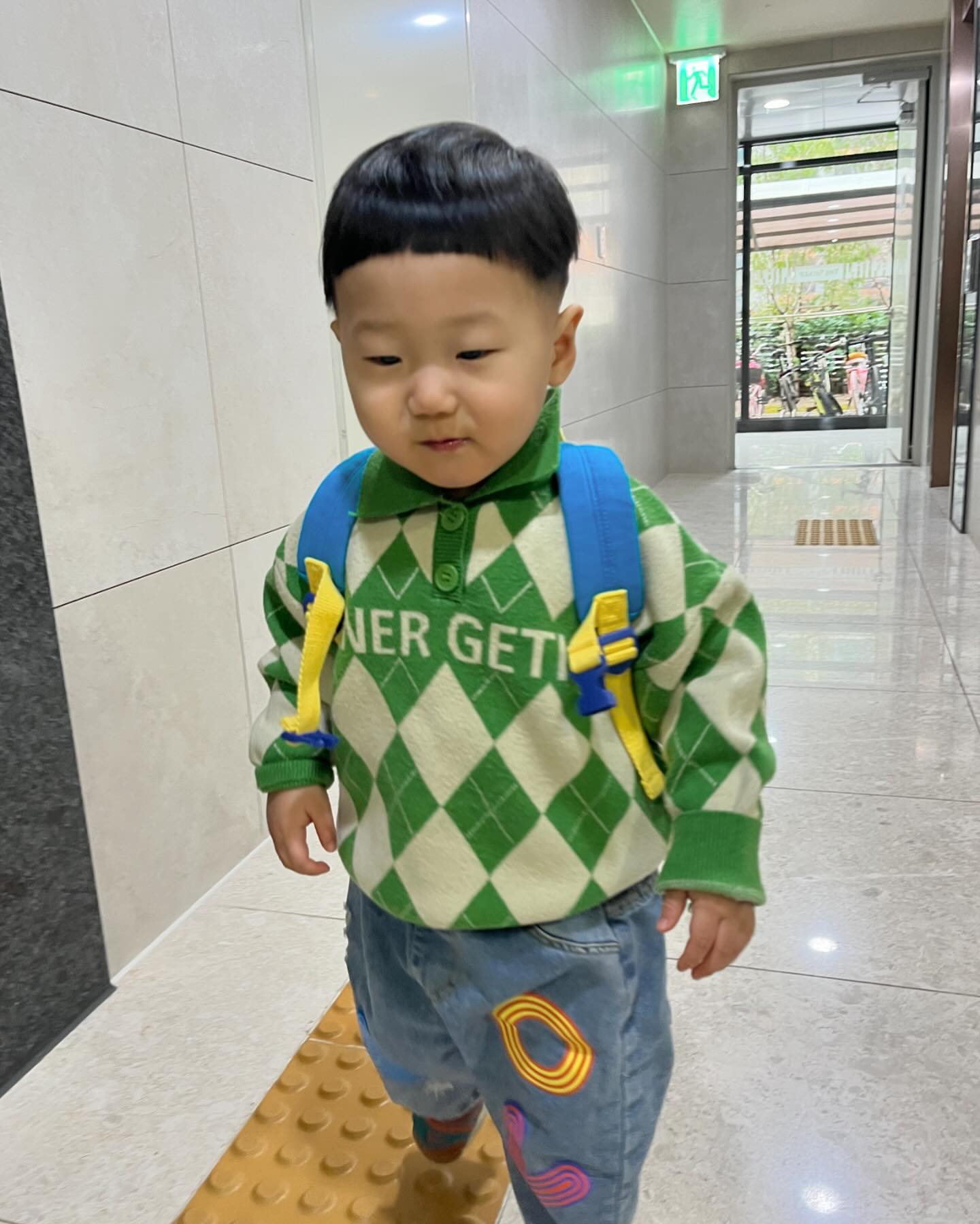 #아들스타그램 #등원룩 

우리집 못난이 인형,,👶🏻🫶🏻
앞머리 짧게 자르니까 더 몬생겼눈데 귀여워,,,♥️🥹♥️
엄마말을 제일 안듣는 작은 인간이지만 제일 귀여워!!!!!!🙆🏻‍♀️