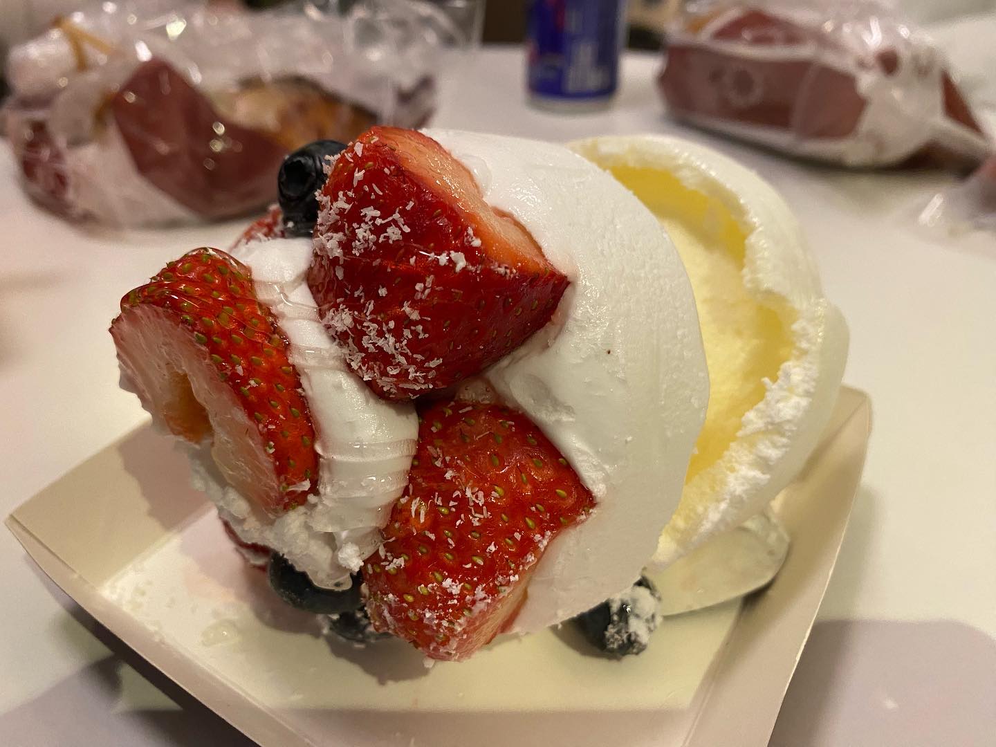미리 받은 케이크를 집에 두고 왔었다.
“생일 당일인데 케이크는 불어줘야지.” 라고 하던 남편 말에 겐츠베이커리에서 케이크스러운 빵 하나를 샀다. 그리곤 신나게 신세계를 누비고 다녔다.
짐이 점점 많아지자 우리 남편..팔이 아팠는지 팔운동이라며 귀엽게 설쳐대더니 결국^^..
케이크는 불지 못했다.

2023-01-05 #생일일기 

ssamel22 ^^

#일상스타그램 #일상 #케이크 #생일 #생일축하 #딸기케이크 #겐츠베이커리 #생일데이트 #일기장 #신혼일기