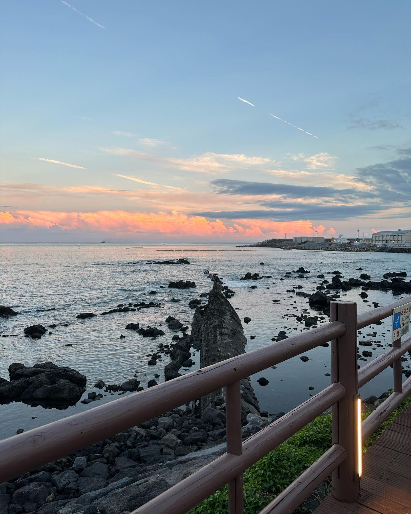 제주도에서 평생 살고 싶다🎈
어디서든 스노쿨링만 해도 보이는 물고기에
자연 아쿠아리움 경험 가능🐳
6천원짜리 낚시대 던지기만 해도 입질이 장난아니라 초보인 나에게도 매력적인 곳🥰
없던 낚시 취미가 생겨버렸다
땡볕에서 낚시하는 덕분에 바디색은 이효리급😂
금방 돌아오겠지🥹?