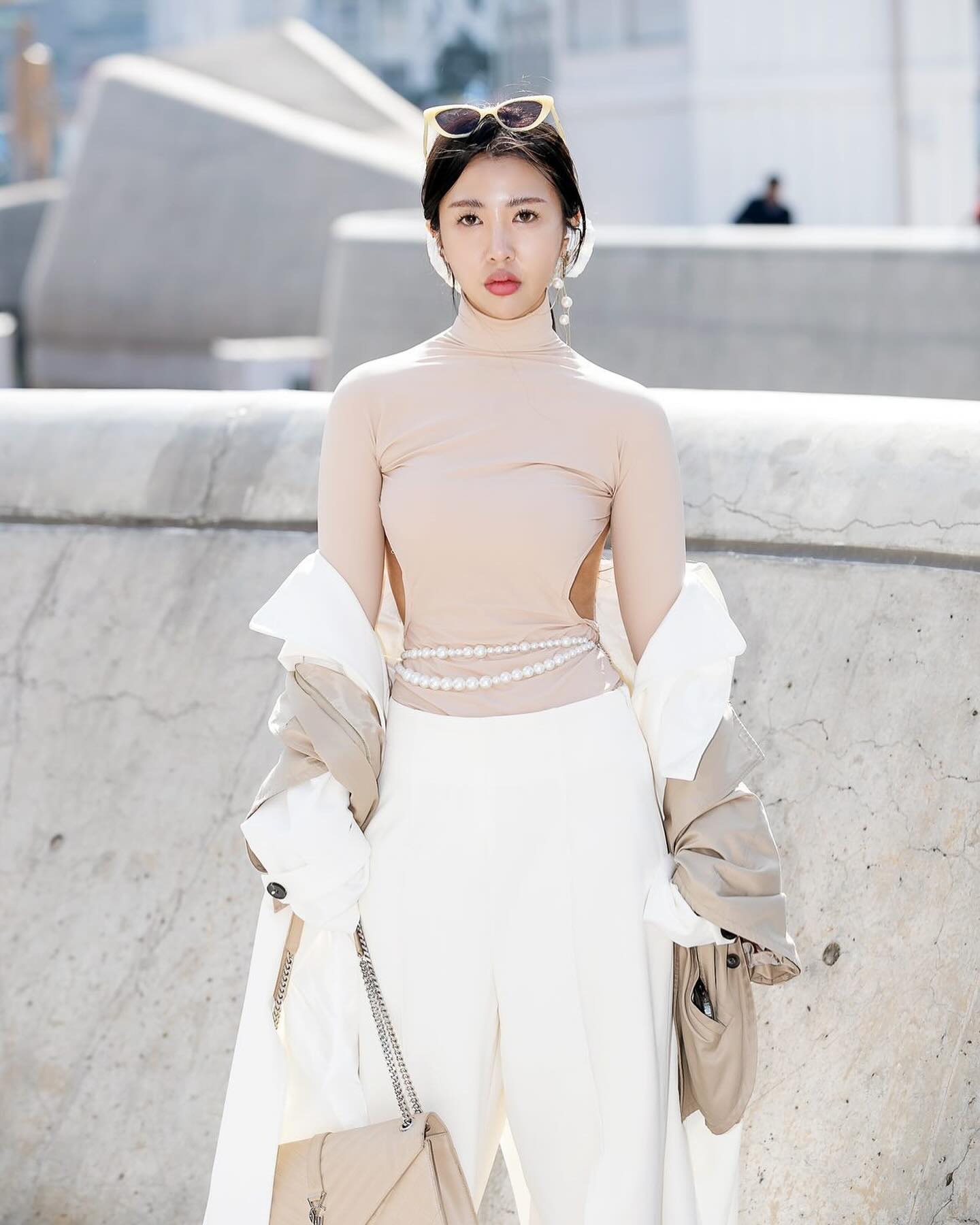 당장 내일부터 서패위가 시작! 

Seoul Fashion Week is officially starting tomorrow! 
A good excuse for me to post pics from last fashion week 😂
why am I saved as three alcohol emojis? 
I think we know 🥸

#서패위 #서울패션위크 #seoulfashionweek #fashionweek #photographer #streetphotography #streetstyle 겨울 아웃핏, 2024 trend, backless outfit, fashion blogger, minimal outfit #outfitideas #오뭐입 #model #outfitoftheday #neutrals Seoul vibes, February goals #outfitsociety #슬렉스 #n21