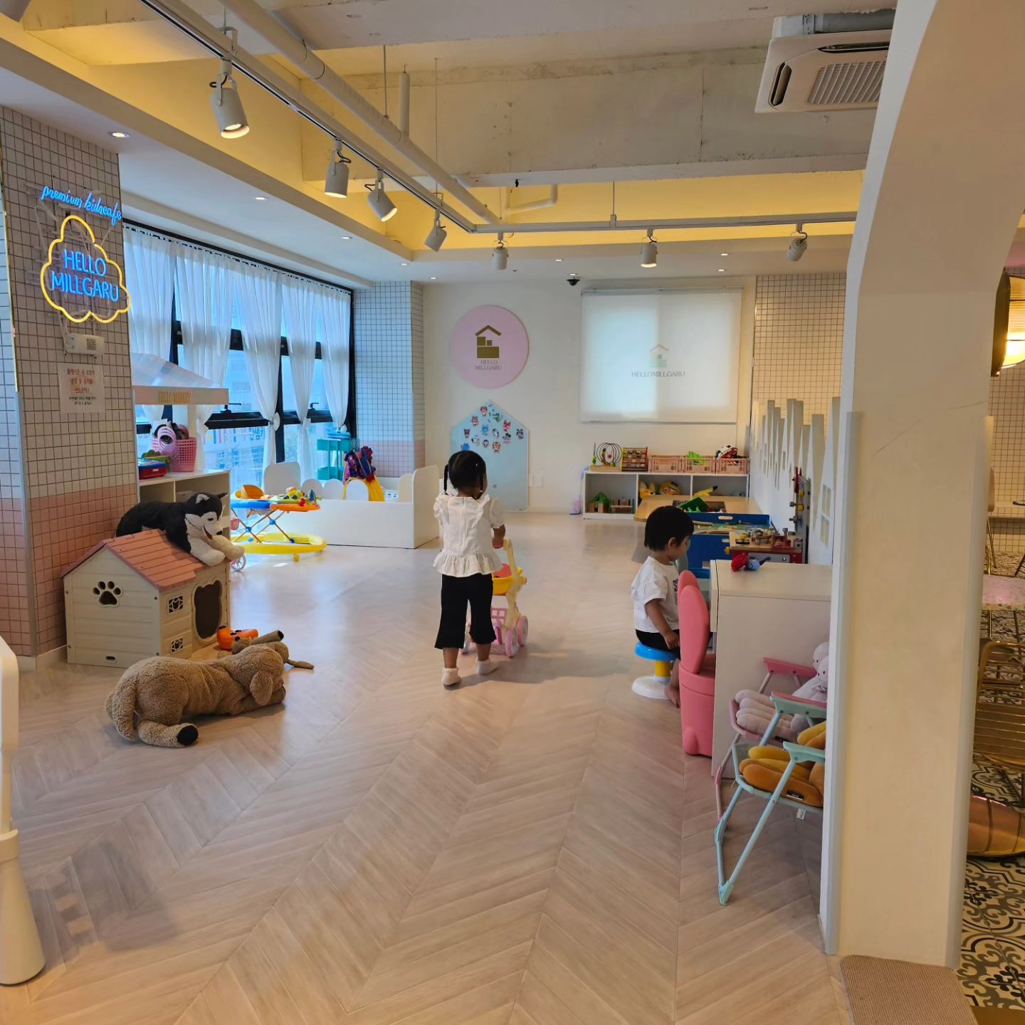 🤍💛🧡

친구 시온이와 함께여서 더 즐거웠던 하루

밀가루로 신나게 샤워하고

직접 쿠키도 만들어 본 뜻 깊은 시간

무지개쿠키 만드는 날이라 너무 행복했다🥰

.
.
.
hello_millgaru_pohang
