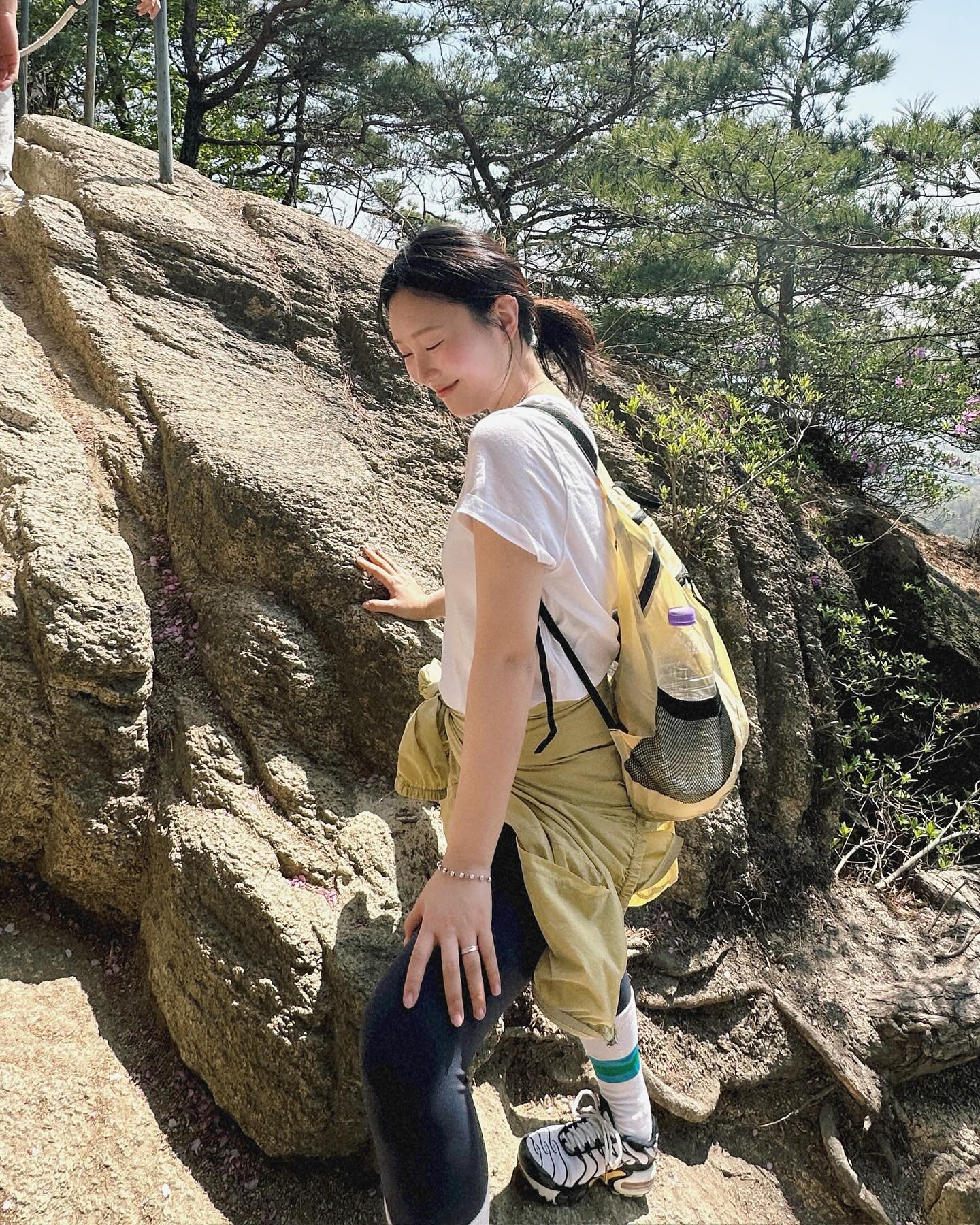 등산 초보 인왕산 도전🦫
1년정도 방치한 몸뚱이를 이끌고 올라서
심장이 뛰는 게 어색했지만 이정도면… 나룸 시작이 좋다🍄

좀 움직이니까 활력도 생기네
그리고 미안한 내 몸. 운동 해야만…( •̛̣̣꒶̯•̛̣̣ )
.
.
#인왕산 #종로 #서울등산