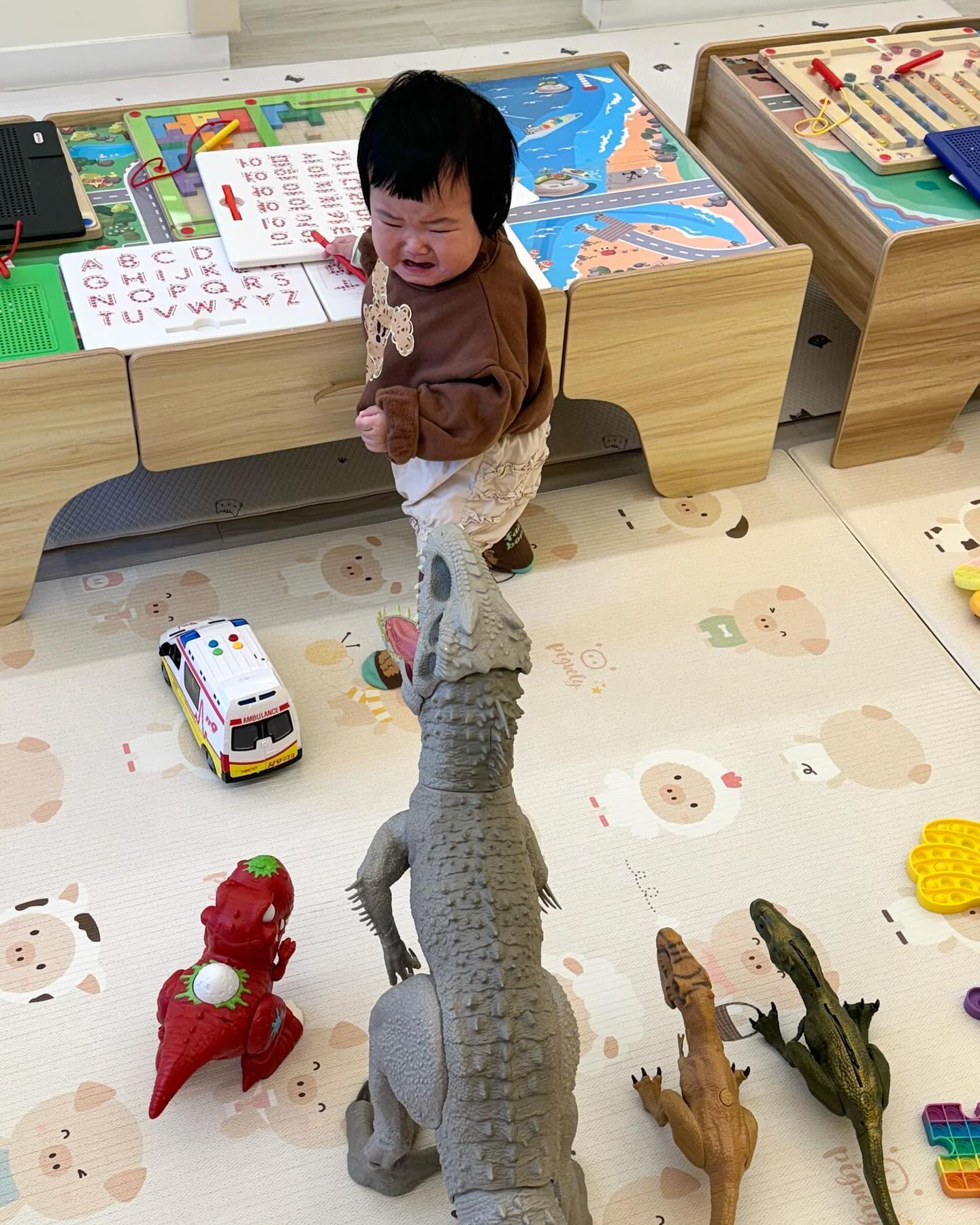 잘 놀고있던 사랑,
엄마 장난기 발동으로 오열
빠르게 공룡 치워부림,,,미안🤣

#11개월아기 #생후11개월 #23년생 #토끼띠맘 #토끼띠아기 #딸맘 #육아일상 #육아일상기록 #아기데일리룩 #아기오오티디 #아기ootd #키카룩 #키즈카페 ❕