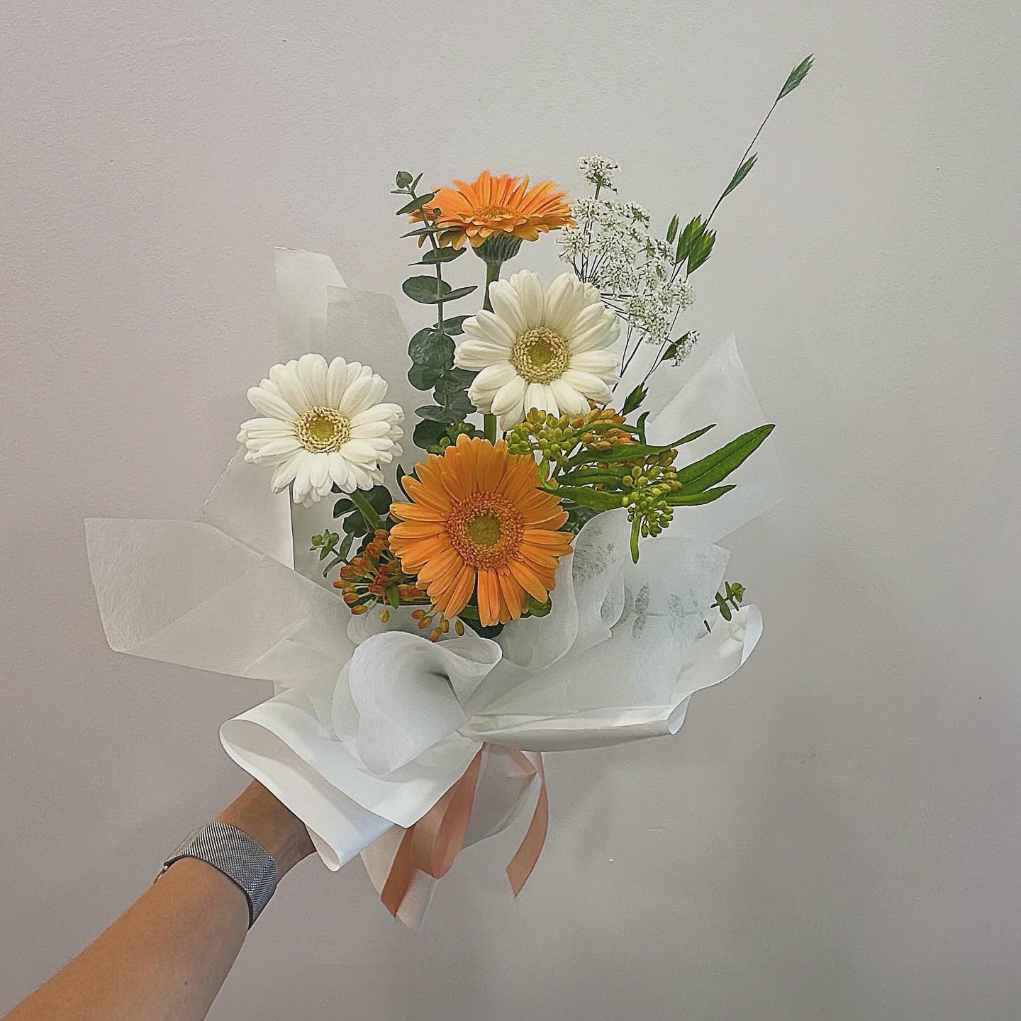 _
귀여운 거베라 쏘옥🧡🍊

🌱안양로 314번길 14, 꽃사세요, 꽃
🌱문의 Tel, 010 2575 5254

#꽃사세요꽃꽃다발