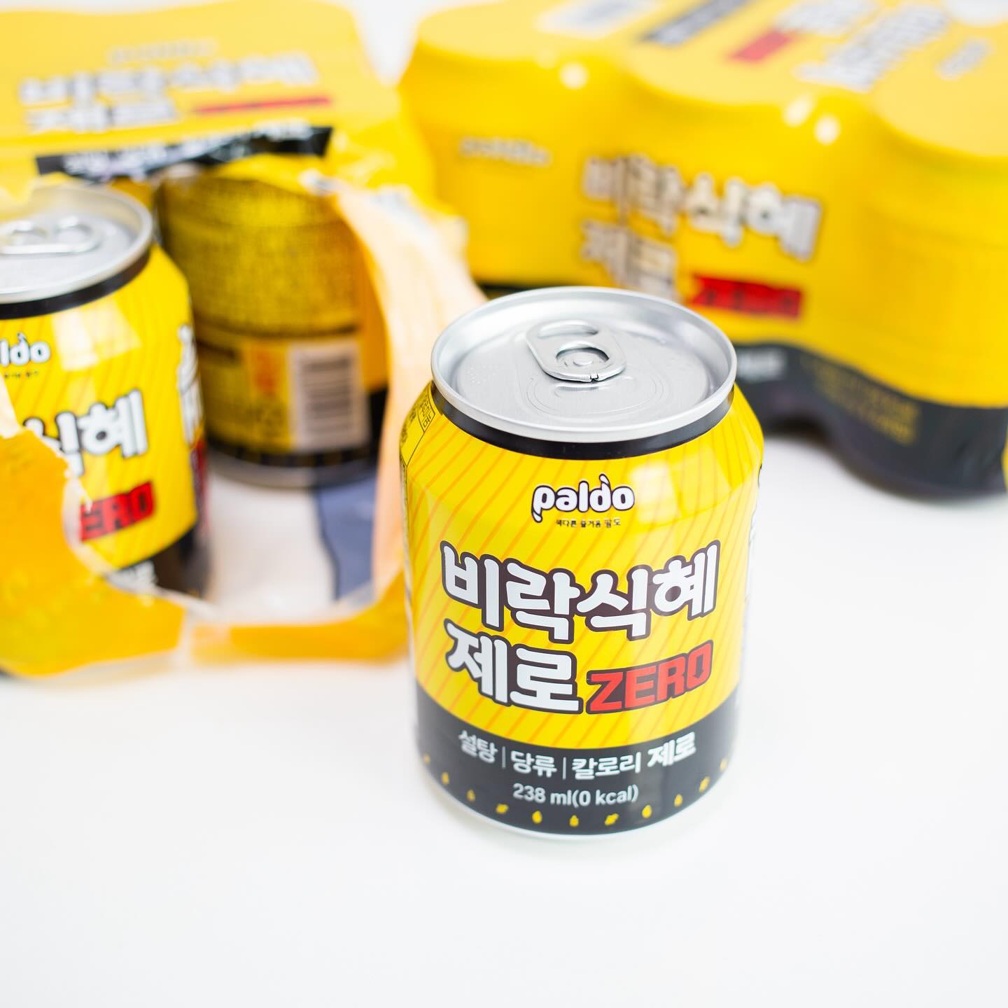 🌾
팔도 비락식혜 제로 ZERO 드디어 먹어봤어요!
현재 팔도공식몰에서만 판매 중이고, 1.5L짜리 페트병 4개 묶음 가격이 13,900원, 238mL 작은 캔으로 12개 묶음 9,500원으로 판매 중이었습니다. 

✔️ 1캔당 열량은 0kcal. 탄수화물 10g이 들어 있고 당류는 0g, 에리스리톨 9g, 지방과 콜레스테롤 단백질은 모두 0g 입니다. 
탄수화물 10g이 들어있는 걸 보니 밥알이 들어 있긴 한가보네! ”그런데 어떻게 0kcal일 수가 있지??“

알고보니 식품에 ’제로‘라는 표현을 쓸 수 있는 조건이, 100g(100mL)에 4kcal 미만이라면 제로칼로리로 표기할 수 있다네요. 
비락식혜 제로의 경우 238mL 작은캔에는 0칼로리라 쓰여 있지만, 큰 페트병에는 1.5L 열량이 20kcaL로 표기되어 있습니다. 즉 100mL에 1.3kcal 정도 열량이 존재하는 셈이예요. 작은 캔 하나당 3.16kcal 정도 열량이 존재하지만 0kcal로 표기가 가능한 듯!

✔️ 오리지널 식혜와 비교해보면 색깔 자체도 훨씬 연해졌고 밥알도 훨씬 하얀색이더라고요. 칼로리를 줄이면서 맛과 색도 훨씬 가볍고 맑아진 듯합니다. 
마셔보니 맛있어요. 달달해요. 인위적인 향 없어요. 단맛을 과하게 내지 않아서 더 자연스러운 제로식혜인 것 같아요!

탄산음료가 아닌 제로칼로리 음료가 나와서 좋고, 맛이 강하거나 느끼하지 않아 더 마음에 들었어요. 전통음료 분야에서 0Kal가 나와서 더 뜻깊은 것 같네요. 조만간 마트나 편의점에도 풀릴 것 같은데, 호불호 없이 무난한 맛이니까 한번쯤은 트라이해보셔도 좋을 것 같습니다. 

#제로식혜 #비락식혜제로 #제로칼로리음료 #0칼로리음료 #팔도신제품 🌾