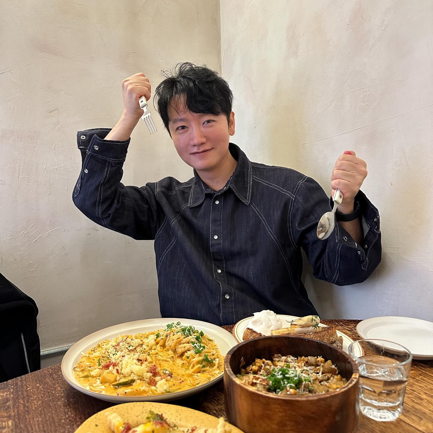 우아 이렇게 맛있기 있긔없긔 
햇살이 쨍하게 들어오고
막힘없는 한라산뷰 
나중에 또 가고 싶은 그런 맛집 
애견동반도 가능하고 날 좋을때 마당에서 식사도 가능! 

애견동반 오등동 브런치 카페 
문문선 
위치 : 오등동 1274-3
화,수 쉼 
moon.moon.sun 👍🏻잘먹었습니다. 

#문문선 #제주시브런치맛집 #제주애견동반식당 #오등동맛집 #제주먹스타그램 #시골쥐의도시나들이 #제주시분위기맛집
