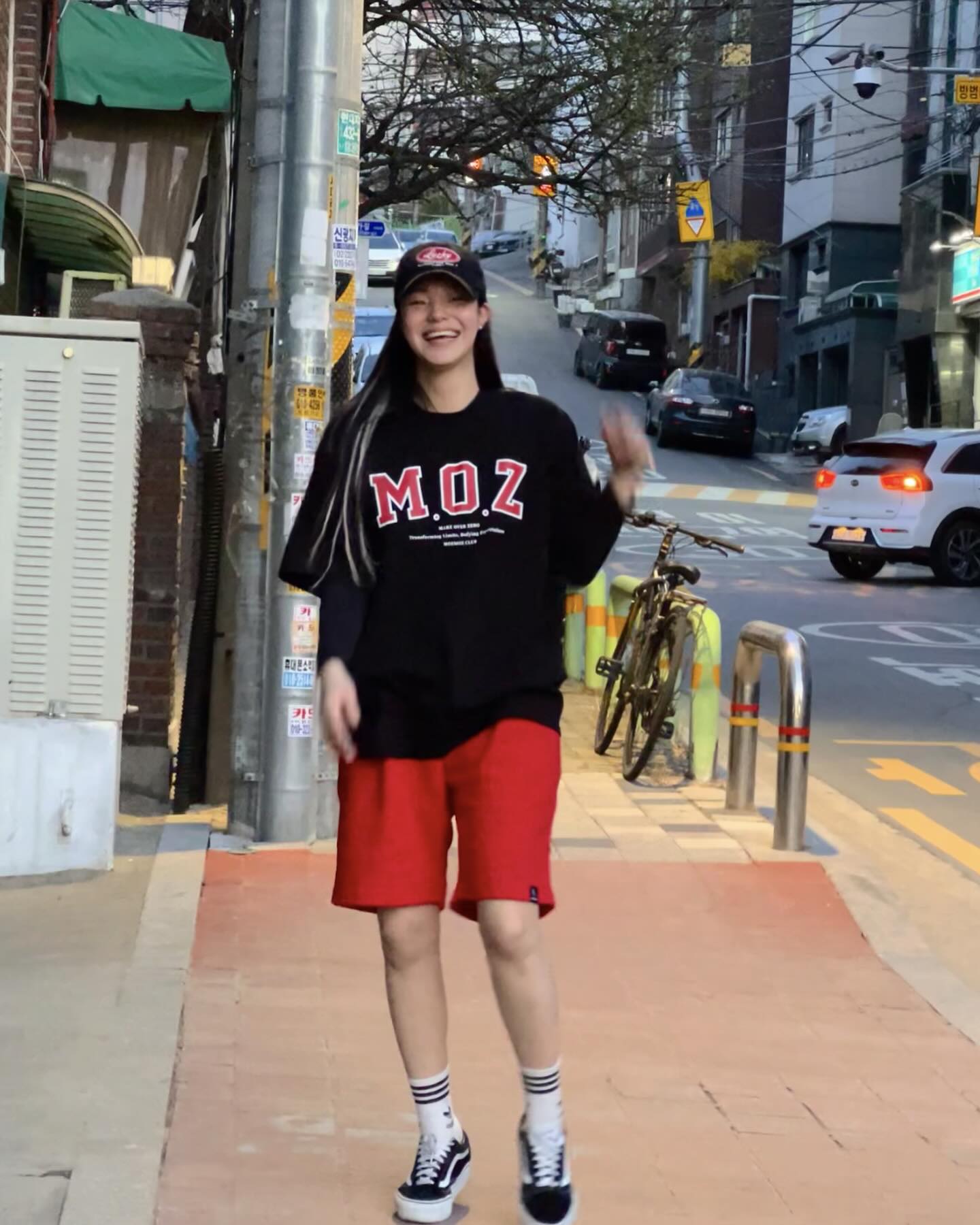 편하고 이쁜 셋업 코디와 
mozmoz_official 대단한 활동성 덕분에,,, 갑자기 신났어요누어오ㅠ어나너♥️🖤♥️🖤
.
.
mozmoz_official #모즈모즈 #mozmoz #데일리룩
