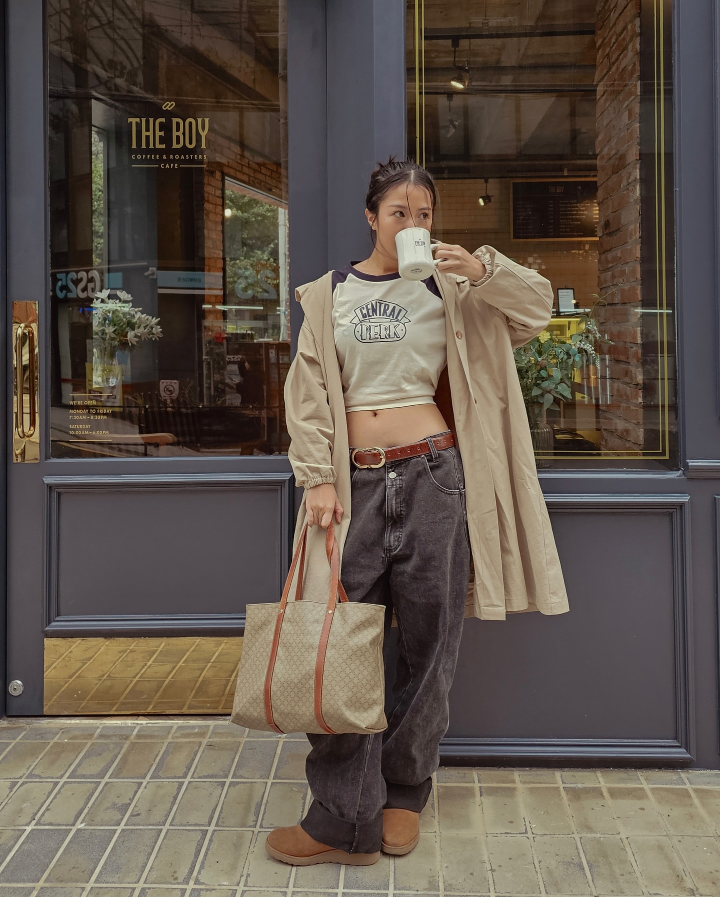 Baggy fit for fall 🤎🍁 #AD #협찬 contro_banal3_lab 
데일리로 입기좋은 오리지널배기핏인 #콘트로바날레 👖
히든 스트링 디테일로 허리 사이즈 조절도 가능 🤎
And yes I am a proud owner of a friends shirt 😆

🙏🏻 stylemate_official 
#controbanal3 #y2k #바지맛집 #배기 #배기진스 #배기팬츠 #스타일메이트 #데일리룩 #가을코디 #baggypants #falloutfits #neutralstyle #kstyle #model fall wardrobe, long pants, friends, street photography, fashion photography, outfit ideas
