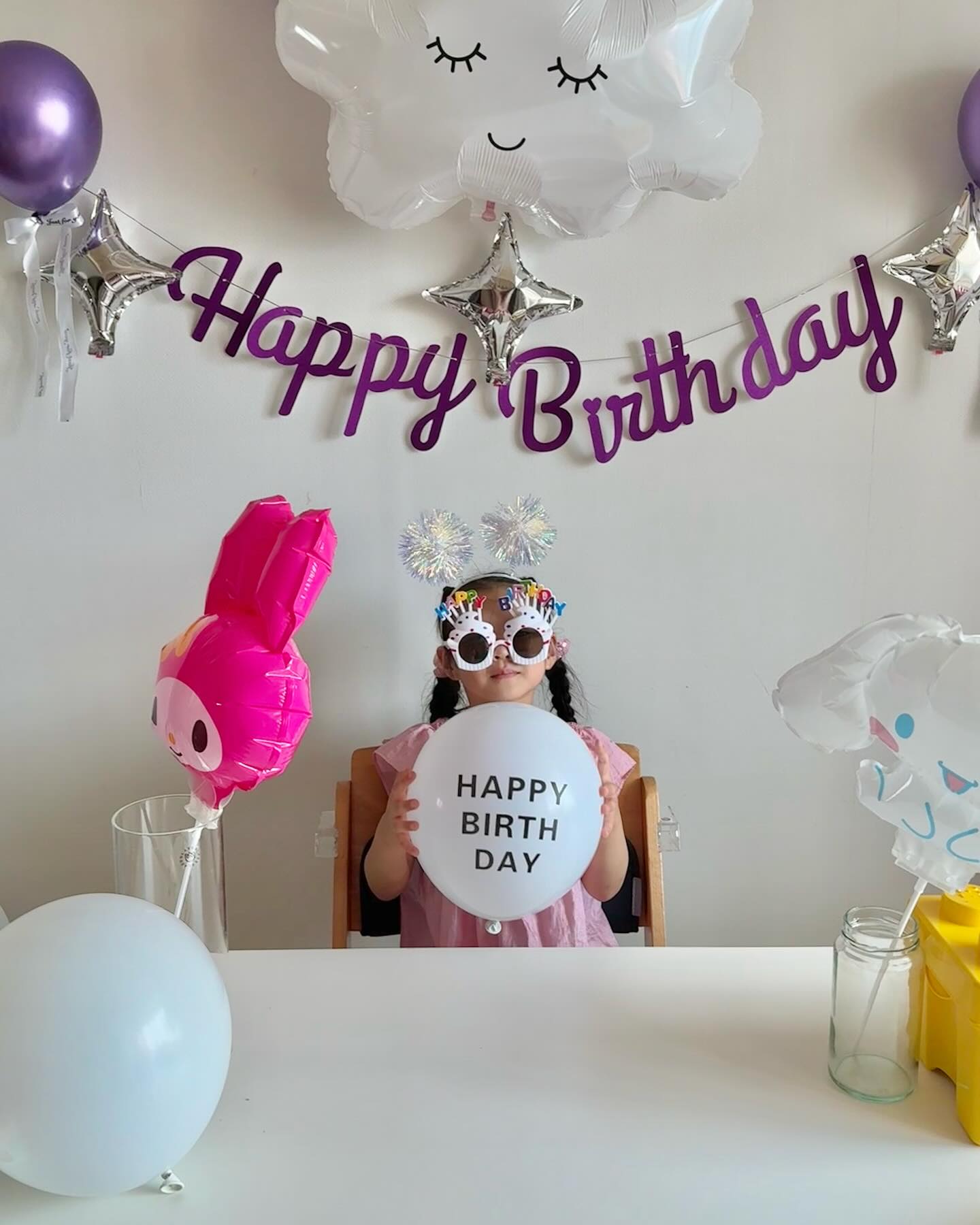 이담이가 작년부터 기다린 본인생일 💜
엄마 여름언제와? 왜 엄마 생일이 먼저야?
일년내내 몇일남았는지 물었던 우리강아지🥹
생일을 무사히 마치고 아쉬우니 내일도 모레도 생일하자 하니
내일도 생일장식 해놓으라함^^..

그래도 사랑행 마이도털💜💜💜

(예배 다녀온 후 다 떨어진 풍선 주워가며 자연광 있을때 찍긴했는데 허전해보이네 ㅋㅋㅋㅋㅋ)