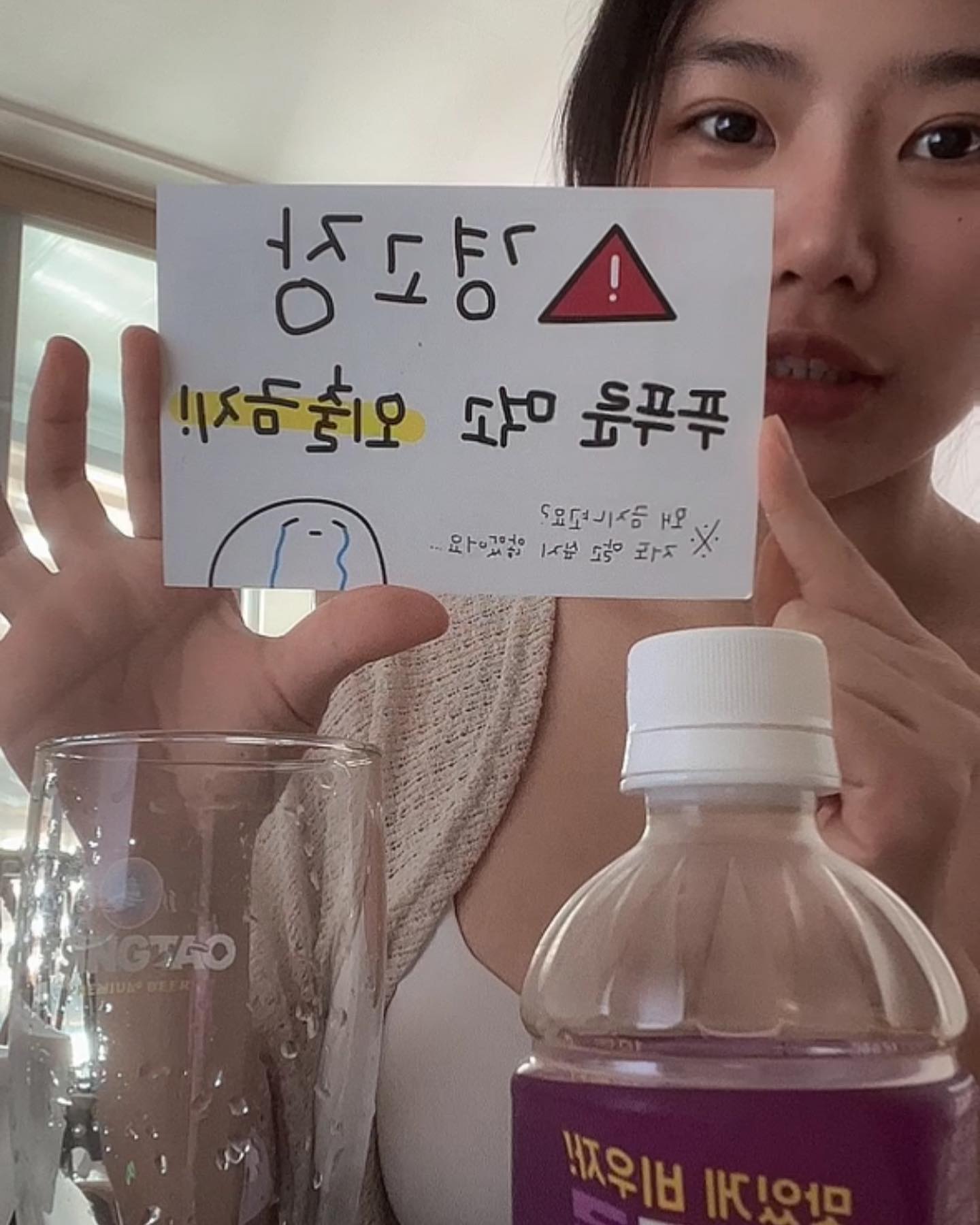 #협찬
협찬이긴한데….이거먹고 필라테스 선생님께서 첨으로 배쏙들어갔다는 얘기들음😂 진짜 화장실 8번갔다오고 ㅋㅋㅋㅋㅋㅋㅋ 효과는 진짜 보장👍 그냥 푸룬주스랑 다르게 생자두를 써서 그런지 단맛이 입에 잘 감기는 맛이어서 거부감없이 먹을수있었구요. 보통 요론 주스들 용량이 아주 작은경우가 많은데 340ml고용량을 주면서 농도를 조절해먹을수있게 눈금이 있어서 너무 편했습니다🫶

고등학교때 원푸드다이어트로 살을 급하게뺀 부작용으로 조금만 덜먹거나 물을 안마시면 변비가 너무 심하게와서 엄청 스트레스가 많았어요 !그동안 효과 좋다는 변비제품 다 먹어본 만큼 이건 진짜 찐리뷰 가능하겠다 싶어서 냉큼 받아온 요 푸룬주스는 진짜..물건이었습니다 ㅎㅎ 편의점에서 파는 요론류의 음료수 마시고도 가스만 엄청 많이 차고 효과를 못봤는데 진짜 경고장 만큼의 효과와 생자두로 만든 상큼함까지 변비로 고생하시는분들은 꼭꼭 드셔보세요! 

Tip!
그냥 마시면 조금 찐하다는 후기가있어서 저는 사이다랑 1:2 비율로 섞어마셨더니 더 맛있더라구요! 탄산수랑도 좋은조합일듯 🫧

Tip2
올리브영에서도 구매가능하니깐 집앞 올리브영에서 바로 만나보세요🙌🏻

#협찬 #협찬 #올리브영 #직빵주스 #푸푸룬 #낫띵베럴 #푸룬주스 #올영추천템 #올영세일 #신제품