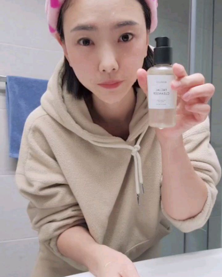 #협찬 #비겔리우스 
비.겔.리.우.스.
스웨덴 스킨케어브랜드라서 처음에는 생소했지만  제품력+성분하나만큼은 최고인 비겔리우스👍
북유럽 숲속의향으로 연구 개발과 제조, 원료까지도 스웨덴에서 제조한다고해요
그래서 그런지 상큼하고 개운한향이
세안하는동안 기분을 좋게해주었던 비겔리우스 클렌저 인데요
용기까지도 내용물이 오염되는것과 마르는걸 미리 예방하고 위생적이며 정량에 맞추어 나오도록 제작되었어요!
.
거품이 많아야 세안이 뽀득하게 잘되는 줄 알던 저였는데 비겔리우스는 
거품이 많지는 않아서 응? 했거든요?
그런데 왠걸🤭 
생각보다 세정력이좋더라구요! 
그렇다고 자극적이지도않고 개운하게 너무 잘 닦였어요!👏👏
특히 요즘같은날은 건조한공기+차가운공기때문에 피부에 자극이 많이가는데 클렌저까지 자극적인거쓰면 진짜 피부 뒤집어지는 민감피부인데 비겔리우스는 안심하고 쓰고있숩니다😍😍
.
.
제품구매는👇👇
https://smartstore.naver.com/bigelius
.
#비겔리우스 #스웨덴화장품 #클렌저 #약산성클렌저 #클렌저추천 #스킨케어추천 #기초화장품 #화장품추천 #천연화장품 #순한화장품 #저자극화장품 #스킨케어 #코덕스타그램💄 #홈케어 #홈에스테틱 #피부관리 #건조피부 #민감성피부