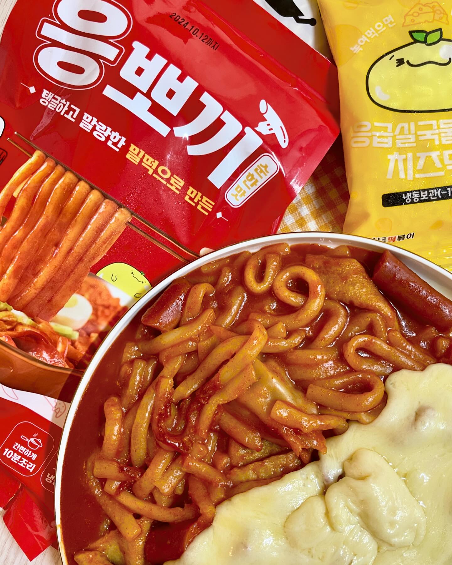 #협찬 솔직히 응급실 국물 떡볶이 
치즈 때문에 먹는 사람 많으시죠?🧀
(사실 저도 치즈가 그렇게 맛있다길래.. 
응떡을 처음 먹어봤답니다. 🤣) 

그러한 시그니처 응떡 치즈가 
이번에 치즈믹스 옵션으로 출시되었어요

맵찔이지만 매운 걸 좋아해서 
조금 중화시키면서 궁합까지 최강인 
치즈를 꼭 추가해서 먹는답니다.🧀 

응떡 매운맛은 딱 불닭 정도의 맵기고
순한 맛은 어린이도 먹을 정도며 
둘 다 너무 단짝하고 맛났어요😍❤

📍Check List📍
- 치즈추가 → 추가상품 탭🧀
- 스토어 내 4+1, 8+2 행사중🔍

🗺 위치
- 전국 응급실떡볶이 

🛒 구매 
- eungdduk_korea
- 인터넷 { 응뽀끼 } 검색🔍
•
•
•

#떡볶이 #떡볶이밀키트 #응급실국물떡볶이 #응급실닭볶음탕 #응닭응떡 #응뽀끼 #치즈 #응떡하면치즈 #누들밀떡 #홈파티 #캠핑 #낚시 #여행 #간편식 #간편조리 #야식 #오늘뭐먹지 #술안주 #안주 #파자마파티 #떡볶이맛집
