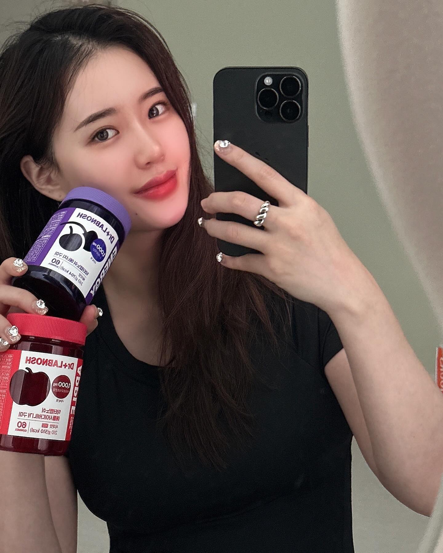 #협찬
취향따라 고민따라 골라먹는 닥터 랩노쉬 구미 4종 영양소 중 사과초모식초, L-아르기닌이 함유된 구미를 먹어봤어요 ❤️💜

진한 농축액과 쫀득탱글한 식감, 맛있게 골라먹는 4종 솔루션으로 다채로운 건강관리!
언제 어디서든 가볍게 2구미로 휴대하기도 좋고 쉽게 건강관리 가능해요

물 없이 간식처럼 챙겨 먹기 좋은 맛있는 구미입니다!
특히 알약 형태로 된 비타민은 한번에 삼키질 못해서 씹어먹는 저로서는 구미 비타민이 너무 잘 맞고 좋아요🫢

❤️닥터랩노쉬 애플사이다비니거 구미
- 저당이라 다이어터들도 부담없이 드실 수 있어오.
- 탄수화물로 무거워진 몸을 산뜻하게 클렌징    
- 새콤달콤 구미 2알로 애플사이다비니거(사과초모식초) 1일 1,000mg섭취 가능

💜닥터랩노쉬 에너지 구미
- 활력 충전이 필요할 때, 달콤한 에너지 부스트 
- 다크체리 농축액이 들어 향긋달콤 구미 2알로 L-아르기닌 1일 1,000mg섭취 가능하니, 기력 충전, 운동할 때 참 좋겠죠?!!

집 방에서 홈트 좀 해보려고 맘 먹었어요! 
헬스장은 안가고 집에서 홈트 벽 필라테스 열심히해보려구요🥰 힘내좟!!!!
입이 심심할 때, 간식이 먹고플 때, 간편하게 건강도 함께 챙기는 1석 2조 제품이고, 눈에 띄는 컬러풀한 색감으로 센스 있는 맞춤 선물하기 좋아요.

❣️또한 닥터랩노쉬를 선택할 수 있는 신뢰 포인트는
 1) HACCP 인증 제조업체에서 생산한 제품이구요.
 2) 예전에 다이어트 할때 랩노쉬 단백쿠키 즐겨먹었었던 기억이 있어요! 프로틴 드링크, 단백쿠키 등으로 유명한 기능성 식품 브랜드 랩노쉬가 꼼꼼하게 만든 건강식품 브랜드 닥터랩노쉬에서 출시했기 때문에 더 친근하고 믿을 수 있는 브랜드입니다!

#닥터랩노쉬 #닥터랩노쉬구미 #애플사이다비니거 #애플사이다비니거구미 #비타민구미 #에너지구미 #릴렉스구미 #비타민 #테아닌 #아르기닌 #테아닌구미 #아르기닌구미 #비타민젤리 #직장인선물 #생일선물 #카카오톡선물하기추천 #카톡선물 #카톡선물추천