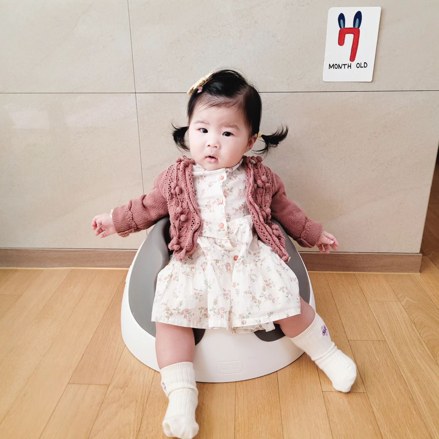 🤎
한참 전에 찍어놓고
이제 올리는 7개월의 기록🤎

7개월차는 사진 폭망
ㅋㅋㅋㅋㅋ

7개월이되면
의자에서 탈출하려하고
일어서려하고
얌전히 보기만하던 모빌을 다 뜯어버림😂

#사랑해 #7개월아기 #뭘해도귀여움 #건강하렴 #딸스타그램 #셀프성장사진 #셀프성장카드 #아기성장사진 #jang1829