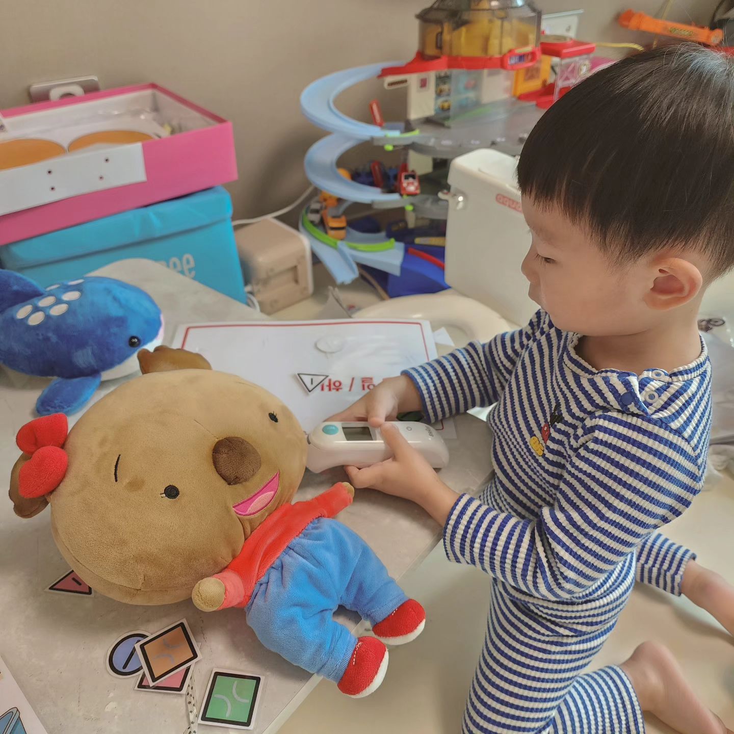 다온이 도레미곰 최애책 

🐟 물고기 마을의 경찰관 아저씨
치과, 아이스크림가게, 문어아파트
콘텐츠를 다양하게 확장시킬 수 있어서
더 즐기면서 독후활동을 할 수 있었다!

🏥 딜런의 병원 놀이
역활놀이를 좋아하는 다온이
책속에 활동지로 연습하고
좋아하는 애착인형 싹 치료해준 다온이

아프지말라고 뽀로로밴드 붙여주고,
약 봉투에 있는거 싹 다 담아주는 다온이
가짜 청진기 목에 거는 척 하는 모습보고
심쿵했당.... (병원놀이를 사볼까...)

늘 안말해줘도 다 지켜보고 있고
세상을 느끼고 흡수하고 있어서
말도 행동도 조심하고 내가 더 좋은사람이 되고 싶어진다!

hyeon._.wooo
yuha_momma 

#도레미곰스터디 #창작스터디 #책육아스터디 #현우맘스터디 #도레미곰 #책육아 #책육아소통 #27개월아기 #딜런의병원놀이 #물고기마을의경찰아저씨 #책육아스터디 #책육아기록  #유하맘스터디 #현우맘유하맘도레미곰 #유하맘현우맘도레미곰