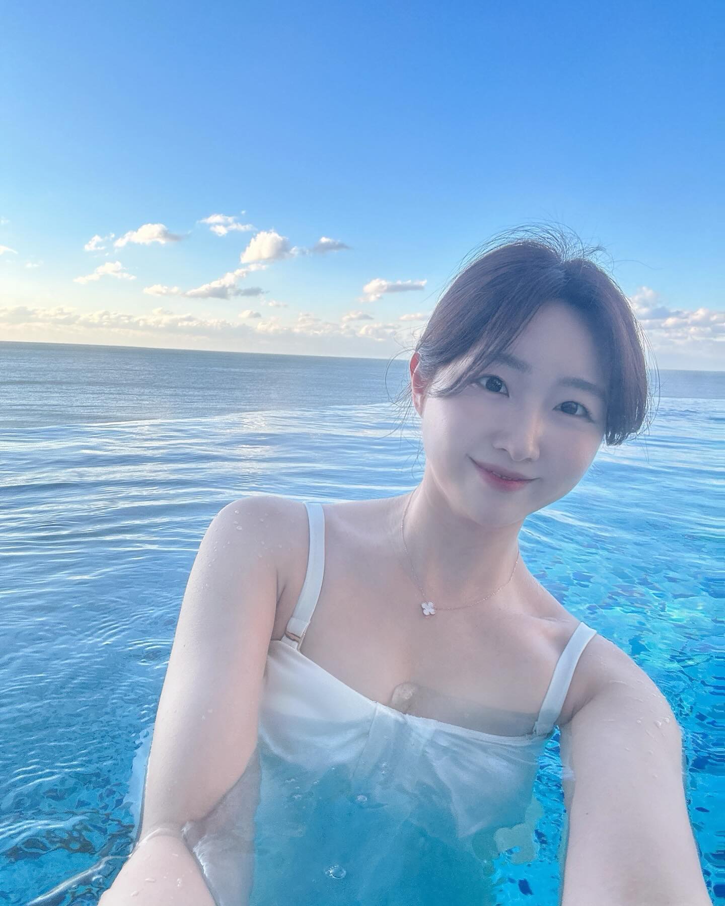 혼자놀기 만렙인 자, 호텔 수영장은 껌이쥐🏊‍♀️
⠀
노을지는 해운대 배경으로 열심히 셀카 찍고 있으니
한 장 찍어주시겠다던 분 감사합니다 🤍🩵
덕분에 우람한 뒷모습도 한 장 남김ㅋㅋ
⠀
#나홀로부산 #해운대 #혼캉스 #그랜드조선부산