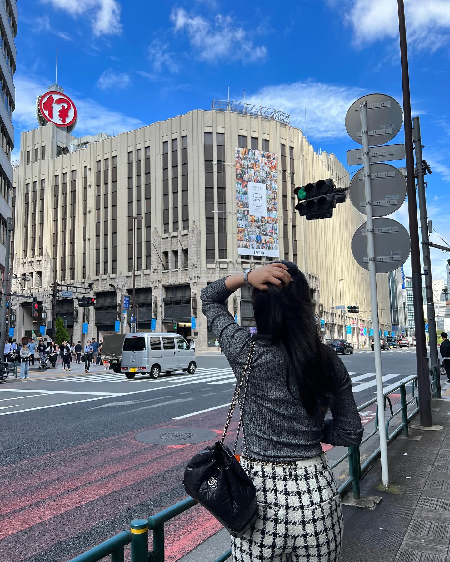 지난 도쿄 사진 🧡 
저때는 트위드 팬츠가 더웠던 👀 

여러분 저 대신 일본 한번 더 가서 쇼핑 마음껏 해주세오 . . 👀🙏🏻🫶🏻

#도쿄여행 #쇼핑스타그램 #throwback #chanel #에르메스쇼핑 #가백 #가브리엘백 #에르메스로퍼 #파리로퍼 #까레쇼핑 #오브제 #obzee #이세탄백화점 #isetan #tokyo #일본여행 #옷그타그램 #패션스타그램