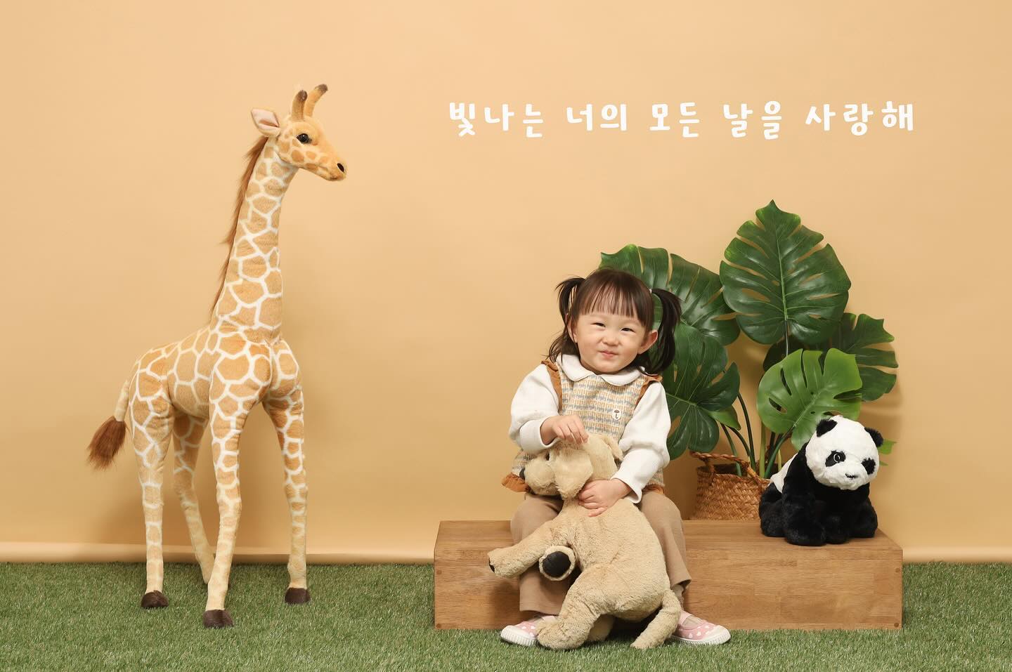하원후 데이트 ღ’ᴗ‘ღ 

어린이집 한달 적응기간이 끝났지만
낮잠은 천천히 자는걸로 하고
오늘도 점심먹고 하원 💖

낮잠 푹~자고 
사진찍으러 갔더니
컨디션 최상 😍

세젤예 우리공주 ♥