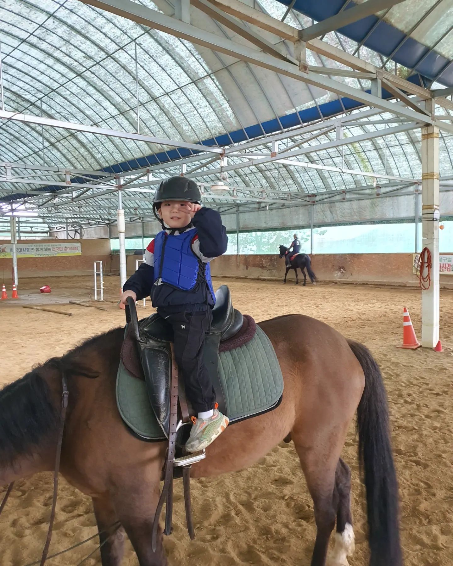 달구벌승마공원🐎🐴

지난 주말 복땡이가 말타자고 했는데~ 다음주 대구할머니댁가서 타자!!!라고 흘리듯 이야기했는데...ㅋㅋ어린이집 선생님께서 "대구가서 말탄다고 복땡이가 기대해요~😍"라고 말씀해주셨다😅

이젠 진짜 말 조심해야겠다ㅋㅋㅋ다 기억하고 다 말하고 다니는구나~~ㅋㅋ그래서 부랴부랴 알아보고 어린이날 선물로 승마를 했다!!ㅋㅋ
비도 많이 오고 둘찌도 있어서 퍼뜩 타고 가려고 했는데 복땡이가 전혀 무서워하지 않고 자세도 좋다고 칭찬을 많이 받고 복땡이도 재미있었는지 한번 더 타자고 해서 또 탔다!!^^😁

4세 아이치고는 자세도 잘 잡고 균형도 잘 잡는다고 손 놓고 타기, 가볍게 달리기까지 진도도 더 나갔다ㅋㅋ
복땡이도 즐거워하고 잘하니 더 뿌듯한 어린이날이었다^^ 다음에 또 타러가자😍
