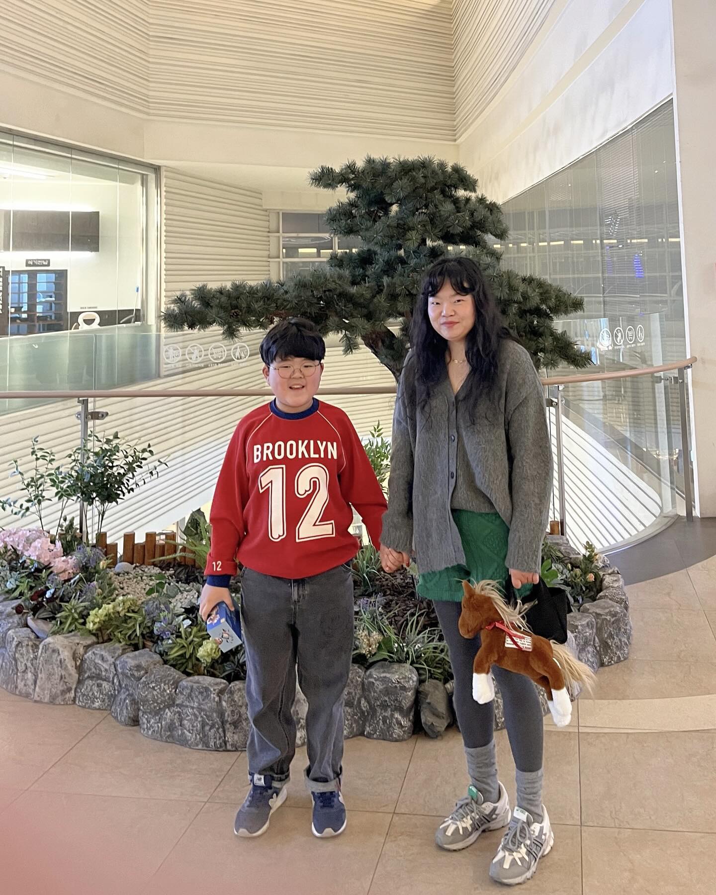 #크리스마스

크리스마스룩 으로 입고🎄❤️
윤우랑 짱구 보러간날😊
난 살짝 졸렸지만
윤우는 대만족👍🏻 다행이야 ㅎ ㅎ 

근데 오빠는 사진 하루이틀 찍냐고
죄다 손도 같이 나왔어 아휴🤦🏻‍♀️

#크리스마스이브 #데이트 #크리스마스룩