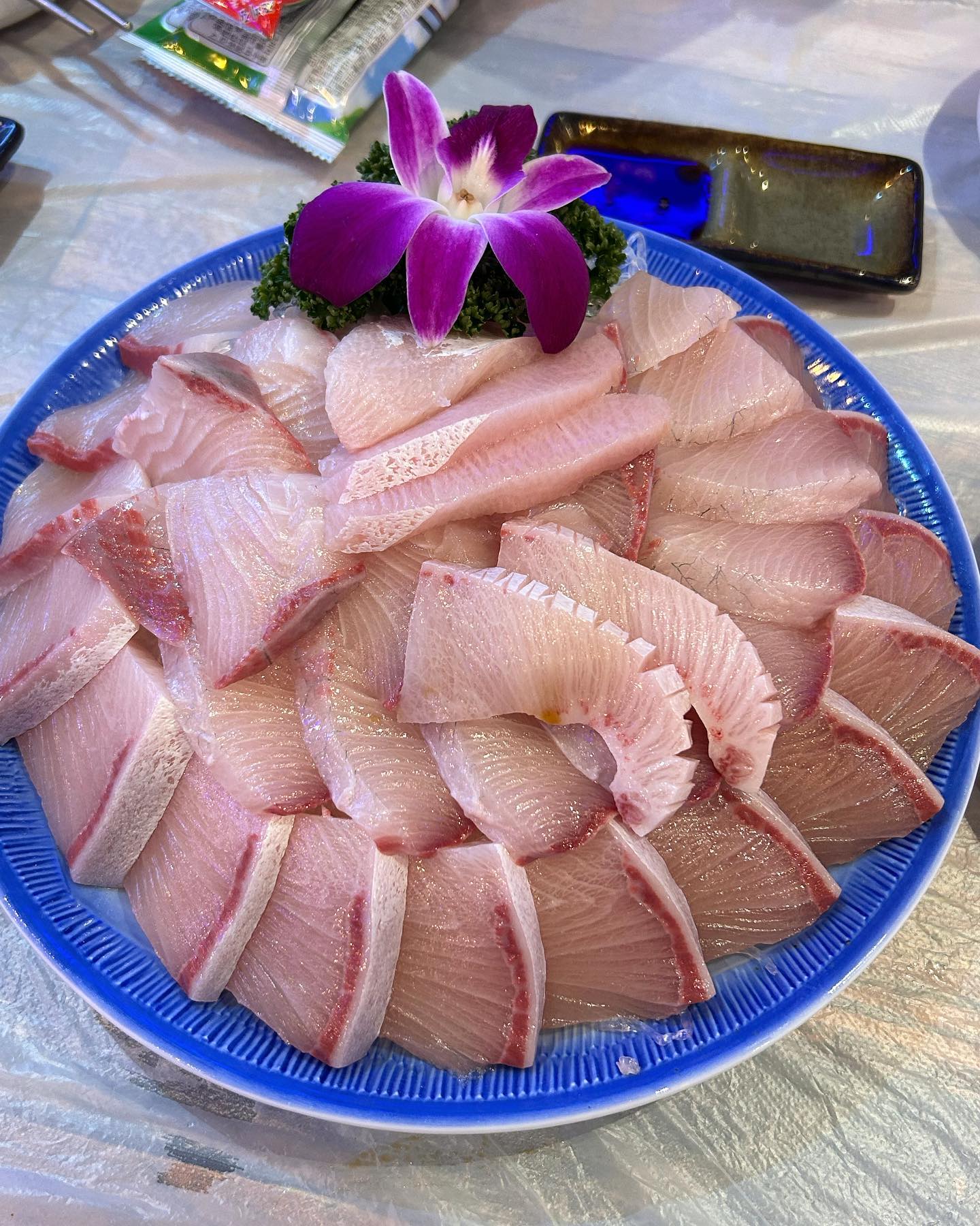 #잠실 #송리단길 #완도산회포장마차 #석촌직영점 

아직 끝나지 않은 방어철을 송리단길에서 즐기기!!!🐠
엄청 두툼한 방어회를 묵은지랑 초밥용 밥에 올려먹으면 느끼힘이 없어져서 무한대로 즐길수 있다!!! 마지막으로 시원한 물회를 먹으면 깔끔-!!
매년 겨울마다 송리단길에서 방어 뿌실예정💃💃

#잠실 #잠실맛집 #잠실방어 #잠실횟집 #잠실횟집추천 #송리단길맛집 #송리단길핫플 #방어 #방어회 #방어맛집 #방어회맛집 #횟집 #횟집추천 #물회 #물회맛집추천 #먹스타 #먹팔 #먹팔맞팔 #맛스타그램 #맛집스타그램 #맛집투어 #맛스타