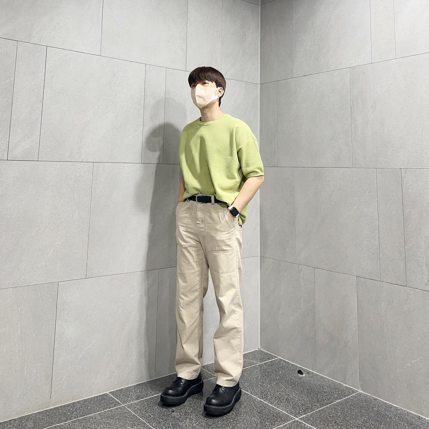 #협찬 #제품제공 #후브스 
얼마만의 업로드지…. 

아보카도 컬러 반팔니트와 베이지컬러 팬츠로 코디해봤어요! 
상의 색감 도랏…..
.
.
.
.
🔈 컬러는 총 3가지있어요 제공받은 아보카도 컬러와 캐롯컬러, 레몬컬러!!

🔈 M사이즈 제공받았는데 세미오버핏으로 떨어져서 굳이 한사이즈 업하실 필요는 없을거 같네요

🔈 쿨링 원단을 사용해서 여름나기 좋을거같아요!

Top : hooves_official 
Pants : evengodseesme
Shoes : sonshinbal x ziosongzio 
Acc : musinsa.official