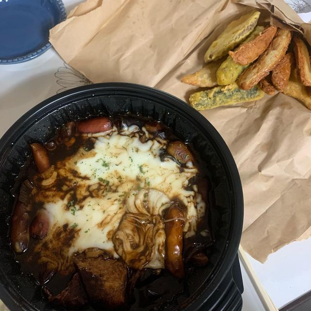 백설탕 on Instagram: "#협찬 짜장떡보끼는 쏘크라테스 떡볶이에서♫♪♫♪ 떠뽀끼 이름처럼 아낌 없고 양도 푸짐하다궁😋 짜장 떡볶이는 처음 시켜보는데 양도 많아서 세명이서 먹었는데 배