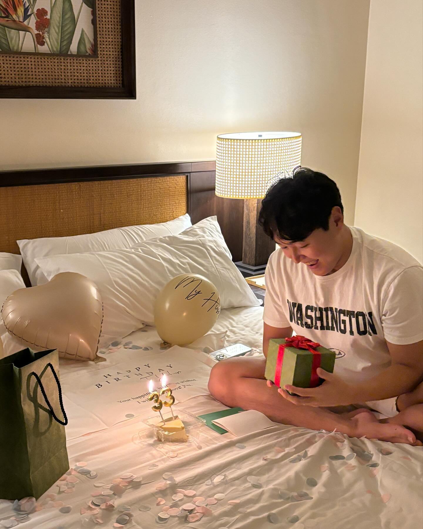한국에서부터 몰래 준비해온 깜짝 생파 성공🎂🏝️🤍 뭐 두고 온 거 가져오라고 밖에 보내놓고 호다닥 세팅하기 ! 두 번째 선물은 우리 럭키 성별,,🌶️🌶️🌶️ 애비야 표정 좀 풀어ㄹㅏ #15w2d