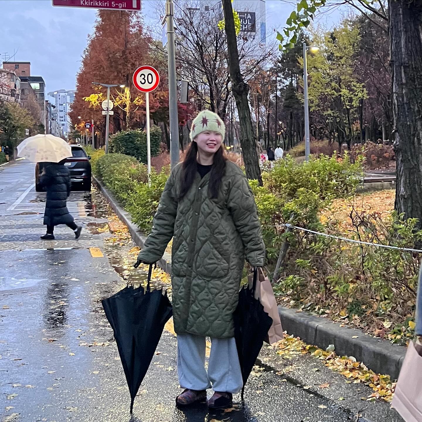 나 혹시 우산 셔틀 ... ? 지난 휴일은 오랜만에 치영이가 부산에서 서울을 다녀갔다 - 늘 적당히를 모르는 주량들, 낙엽만 떨어져도 웃긴 우리들 ! 그리곤 치영이가 가고 나니 갑자기 겨울이 되버린 서울 .. 🍂☃️