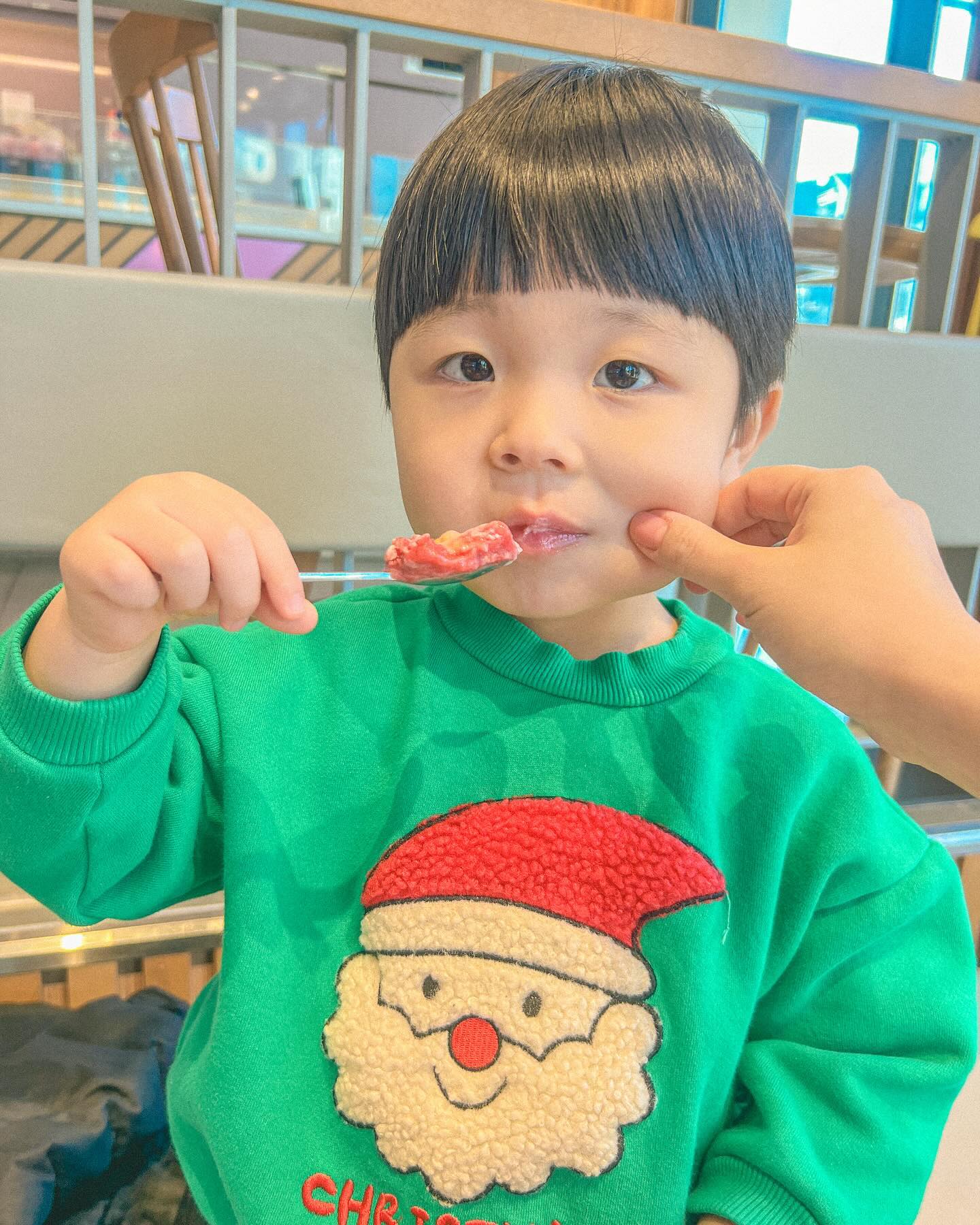 ♡ᜊ♡
 
서빈이랑 하원 후 아이스크림 먹으러~🍧
스트로베리 맛난다😋
 
 
#이쓰빈