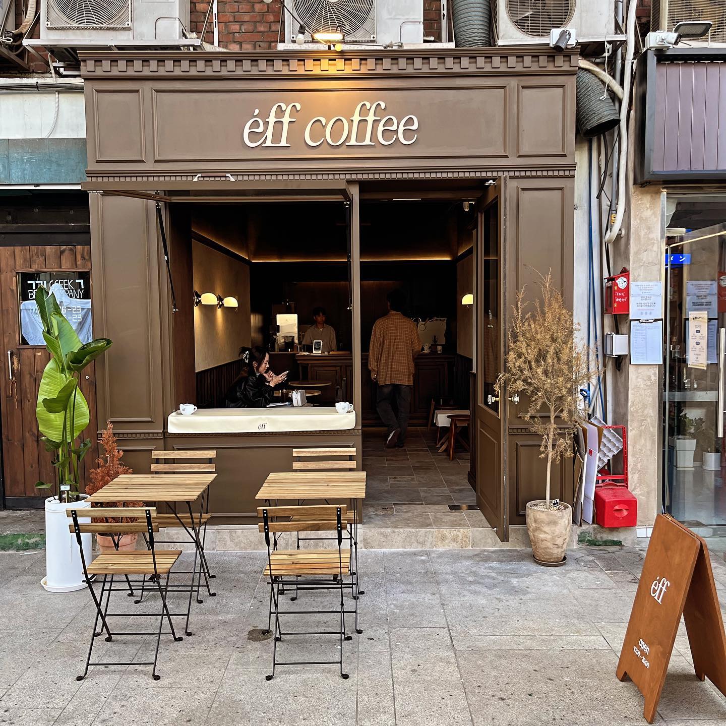 #협찬 을지로 라떼 맛집 이프프커피☕️ 
을지로 세운대림상가 3층 힙한곳에 자리잡은 예쁜카페 🤎
라떼맛집이라 시그니처라떼 피너티라떼랑 
아메리카노, 티라미수를 주문했어요
피너티라떼 크림을 화이트랑 피넛크림중에 고를수있는데 피넛크림🥜👍🫶🏻 진짜 내스타일 !! 고소하고 넘 맛있어요! 
아메리카노 원두도 산미있는것과 고소한것중에 고를수있고 
디저트인 티라미수도 커피와 너무 잘어울리는 베스트 초이스🤎

📍이프프커피의 창뷰가 진짜 지금 날씨에 딱이예요👍 
을지로 상가에서 하늘에 구름 보면서 커피마시기 너무 좋은 날씨☁☕️

커피도맛있고 음악도 좋고 막찍어도 갬성사진 인생사진이니 
라떼맛집으로 어서고고🏃‍♀️🏃🏻‍♂️

#을지로카페 #라떼맛집 #이프프커피 #effcoffee #크림라떼맛집 #피너티라떼 #티라미수 #리뷰노트 #카페맛집 #세운상가카페