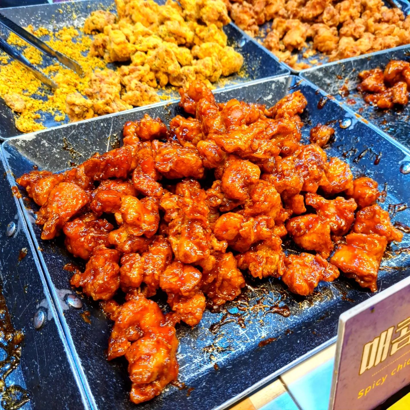 망원시장 필수코스 닭강정 맛집 <망원닭강정>
인심 넘치는 사장님께서 아주 양껏 담아주시는 닭강정과 닭똥집 튀김이 진짜 맛있어요!

매일 아침마다 신선한 재료를 직접 손질하고 기름과 껍데기를 제거하며 양념 및 숙성 과정을 거쳐 정성스럽게 만들어지는 닭강정을 맛볼수있는 망원시장 필수코스에요

종류가 굉장히 많은데 진짜 맛있는 닭똥집튀김부터 닭강정도 달콤닭강정, 매콤닭강정, 허니마늘, 시즈닝순살, 순살후라이드, 치즈머스타드, 달콤고추마요 아주 다양한 맛의 닭강정이 있어요

저는 여기서 달콤닭강정, 허니마늘, 고추마요, 닭똥집튀김을 먹어봤는데 진짜 푸짐하게 담아주셔서 너무 좋아요!!

떡도 몇개 넣어주시는데 그것마저 완전 맛있음ㅠㅠ

먹어본 모든 맛이 하나도 빠짐없이 너무 맛있어서 망원시장 갈때마다 무조건 가서 먹는 맛집이에요

원래도 유명한 망원시장 맛집이라 웨이팅이 있을때도 많은데 줄은 금방 빠져서 조금만 기다리면 바로 사갈수있어요

위치
서울 마포구 망원로8길 21 (망원동) 망원닭강정
.
.
.
#망원닭강정 #망원시장 #망원시장망원닭강정 #망원시장맛집 #망원동맛집 #닭강정 #닭강정맛집 #닭똥집 #닭똥집튀김 #치킨 #치킨맛집 #치킨추천 #튀김 #시장맛집 #육중완닭똥집 #먹스타그램 #먹스타 #먹팔 #먹팔맞팔 #먹팔해요 #먹스타맞팔 #먹스타소통 #좋아요반사 #좋반 #좋아요테러 #likeforlikes #맛집추천 #맛집스타그램 #맛스타그램