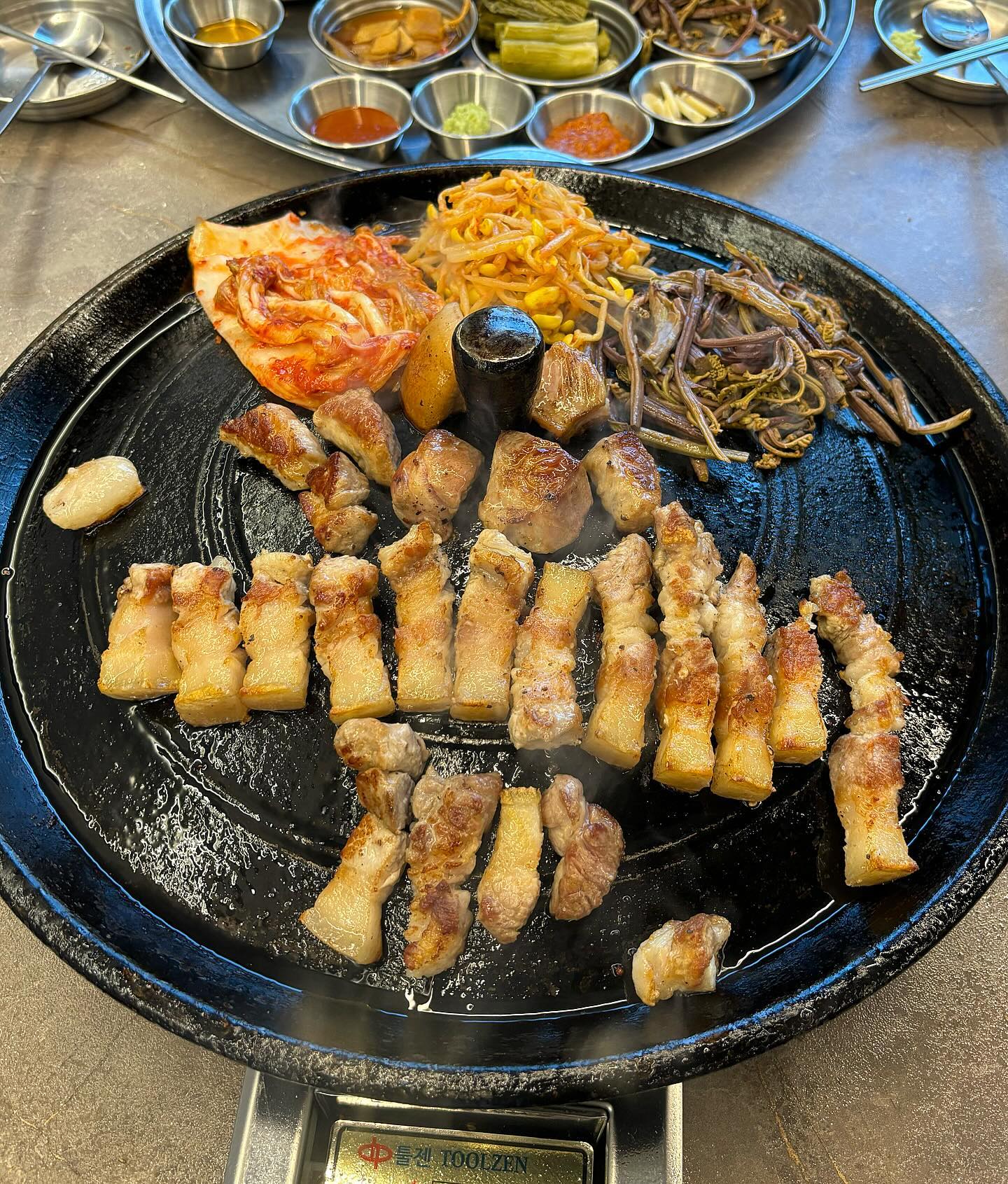 무쇠솥뚜껑에 제주 고기 구워 먹으러 가자🐷🖤

📍제주솥님 지제본점
🏬경기 평택시 모산영신2길 39 1층 
⏰매일 11:00 - 23:00 (22:00 라스트오더)
📞0507-1316-0518

- 제주오겹살(160g) 16,000원
- 제주꿀목살(160g) 16,000원

무쇠솥뚜껑에 제주오겹살과 제주꿀목살을 올려주시는데! 고기의 신선함과 두툼한 두께에 놀랐어요🫢 오겹살과 목살 둘 다 쫀득하고 육즙이 가득해서 진짜 맛있었어요!

히말라야 블랙솔트, 와사비와 함께 먹으니 육향이 더 잘 느껴졌어요. 고사리, 콩나물, 김치도 함께 구워 먹고 느끼할 때쯤 갓김치와 파채 먹으니까 무한으로 들어가더라구요🫢

무쇠솥뚜껑에 구워먹으니 열이 더 오래 가서 끝까지 따뜻하게 먹을 수 있어서 좋았어요🖤 고기를 직접 구워주셔서 편하게 먹을 수 있었고, 가게도 정말 깨끗하고 친절하셔서 재방문하고 싶어요!
 
 
#평택맛집 #제주솥님지제본점 #동삭동맛집 #동삭동고기집 #동삭동회식 #동삭동회식장소 #데이트맛집 #회식추천 #삼겹살