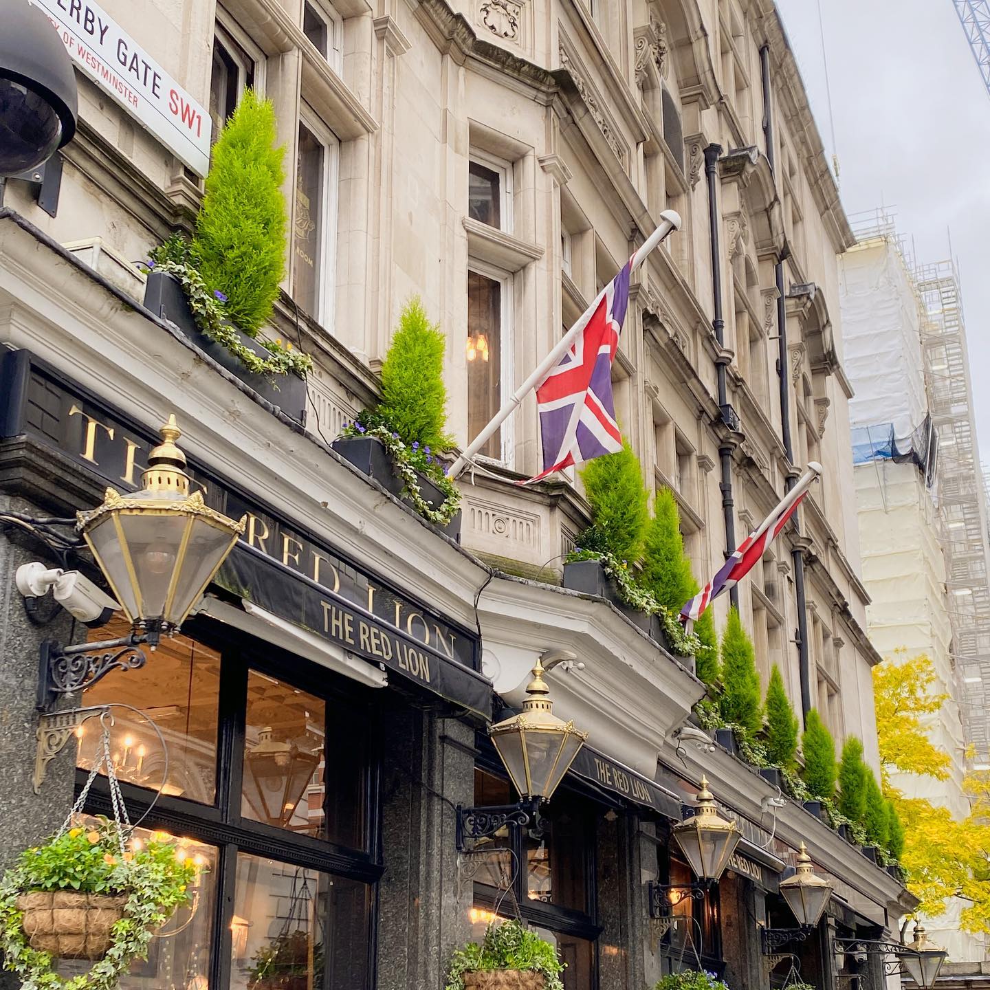 릴리 in London 🇬🇧
여러분 안뇽 ㅎㅎ 저는 지금 런던이에요! 
열심히 달렸던 캐나다 워홀을 끝내고 온 영국은 생각했던대로 모든 것이 예뻐요💙 (여행자 콩깍지 일 수도 있지만 그게 또 여행의 매력 아니겠어용😻) 북미 쪽에 있다가 유럽 오니까 전 역시 유럽이 더 좋아요 ㅋㅋㅋㅋ 유럽으로 워홀 올 걸(?)

걸으면서 건물, 사람들 구경 하는 것 자체만으로도 재미있어서 사진도 막 찍고있는데 제가 보고 경험한 것들 10장에 채우기 너무 부족 .. 🥹 스토리 기록 남기고 싶은데 많이 올라와도 다들 이해해 주기 🫶🏻

좋은 소식이 생겨서 한국은 제가 생각했던 것 보다 며칠 더 늦게 들어갈 것 같은데 🙂 앞으로 많이 경험하고 올게요〰️ 다들 감기 조심하시구! 좋은 주말 보내세요 ❤️