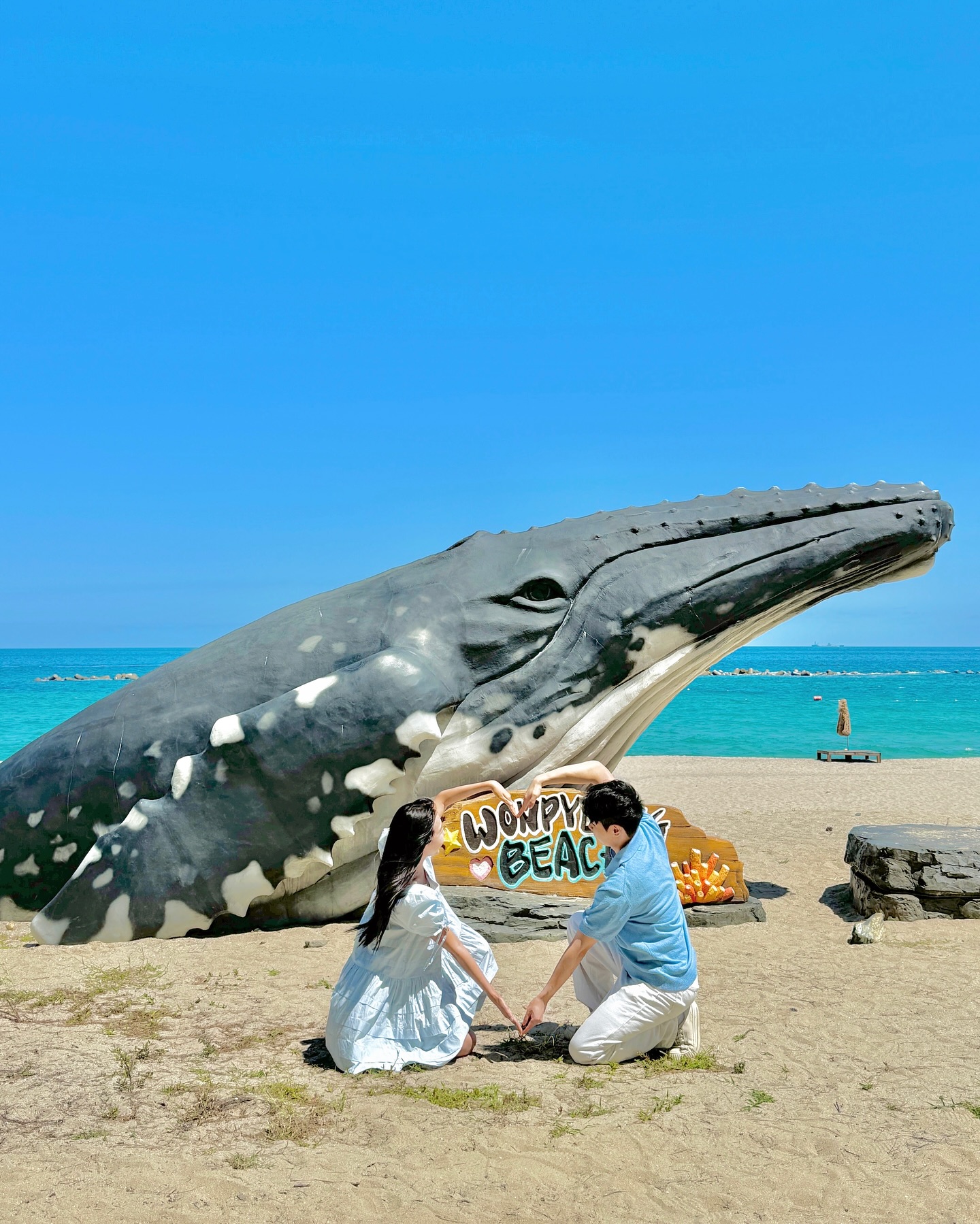 사람들이 잘 모르는 삼척 여행지🌊(*제작지원)

물이 맑은 강원도 여행지, 삼척💙
정말 보물같은 바다 여행지인데 아직 잘 알려지지 않아
주말에 방문했는데도 비교적 사람이 없더라구요..!?
삼척가면 가야하는 여행지 5곳 소개드리니 참고하셔서
즐거운 삼척여행 되시기를 바라겠습니다아~~🫧

1️⃣~3️⃣원평해변
하트포토존과 고래포토존이 있는 사람없는 해변
잘 안 알려져 주말에도 사람이 정말 1도 없었어요>_<

4️⃣~6️⃣이사부사자공원
바다와 연결된 산책로가 있는 공원
8/31까지 물썰매장도 운영되어 시원한 물썰매 타기 최고!

7️⃣~🔟이사부독도기념관
최근 오픈한 초.신.상 실내 여행지
미디어아트관이 정말 실감나게 잘 꾸며져있어
영상을 보며 역사도 배우고, 영상 끝난 후 사진도 찍기 좋은 곳! 

▶️이 외 2곳 추천

#️⃣해상케이블카
바닥이 투명한 통창 케이블카
바다윤슬과 스노쿨링 명소인 장호항까지 한 눈에 볼 수 있어요!

#️⃣해양레일바이크
바다뷰를 바라보며 탈 수 있는 레일바이크
철로길이가 정말 길고 코스 내 터널이 잘 꾸며져 있는 곳!

🎀더 많은 삼척 여행정보는 rorocouple_trip 

#삼척여행코스 #삼척 #삼척여행 #원평해변 #이사부사자공원 #이사부독도기념관 #삼척케이블카 #삼척레일바이크 #해양레일바이크 #samcheok