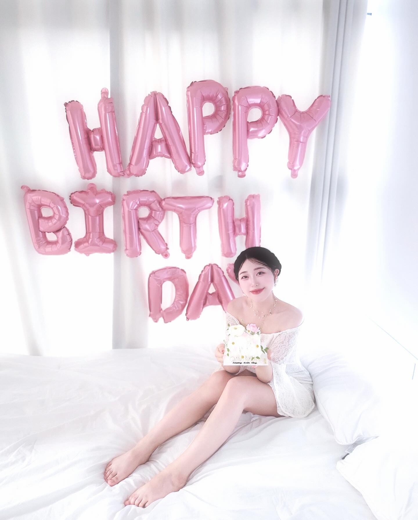 🎀🎂💕
.
.
.
.#itsmybirthday #mybirthday #birthday #생일케이크 #생일 #생일풍선 #생화케이크 #생화 #생화장식 #월계수머리 #글로우메이크업 #물광메이크업 #속광메이크업 #birthdaycake #hbd #🎂#🥳#🎉