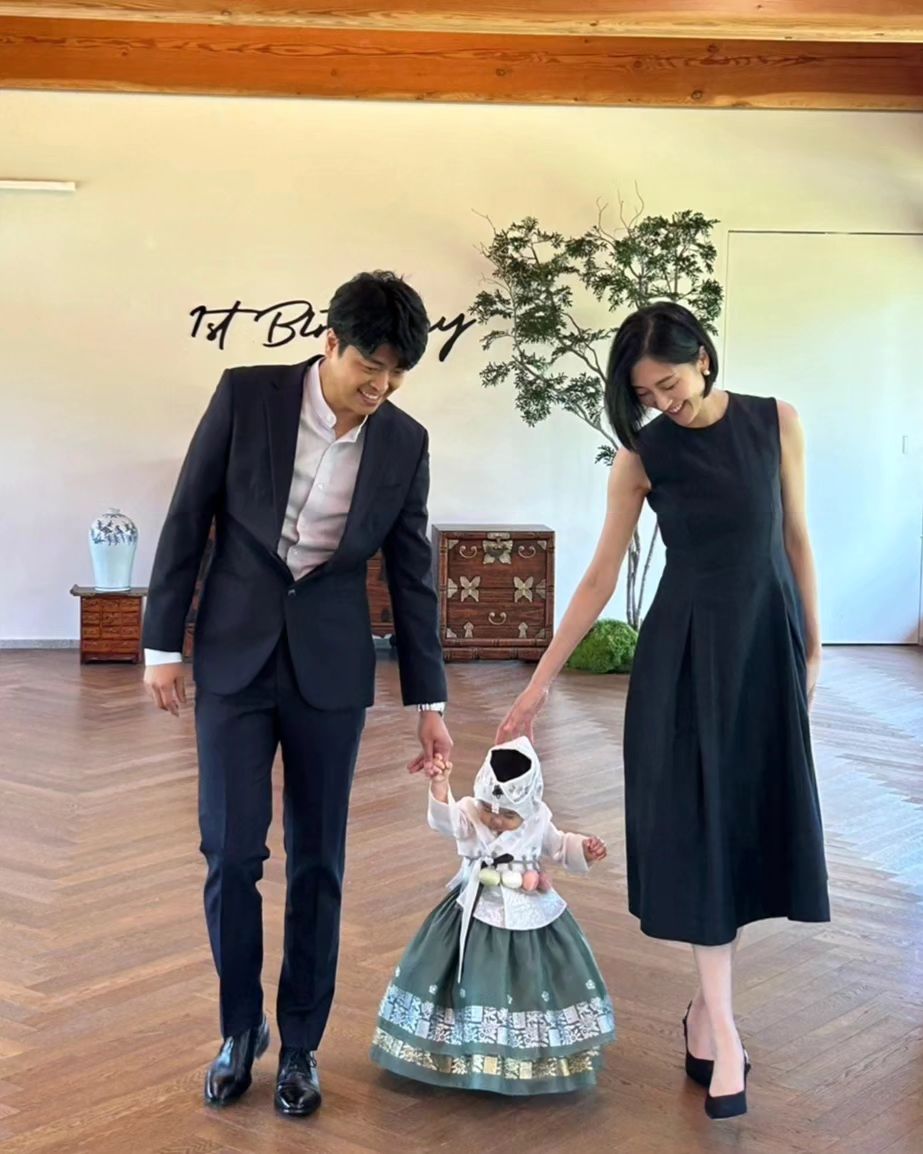 만감이 교차했던 시하의 첫번째 생일파티,
가족들의 사랑에 한번 더 감동하고 감사했던 날💚
시하가 태어나고 1년동안 힘든만큼 성장했고
인생 가장 행복한 시간이었네.
앞으로도 우리 가족 많이 행복하자 🤗