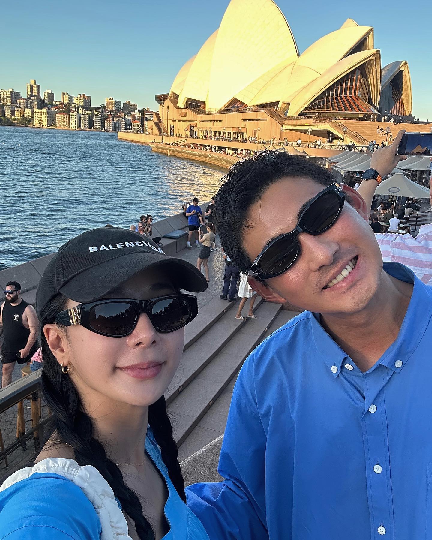 #시드니 #🇦🇺
우리둘이 셀카 찍으니까 지나가던 아자씨가 찍어주셨다🥰
어딜가나 친절했더 호주사람들💝 (갈매기 빼고..)

#호주여행 #여행사진 
#럽스타그램 #sydney #au #travel #instadaily #selfie