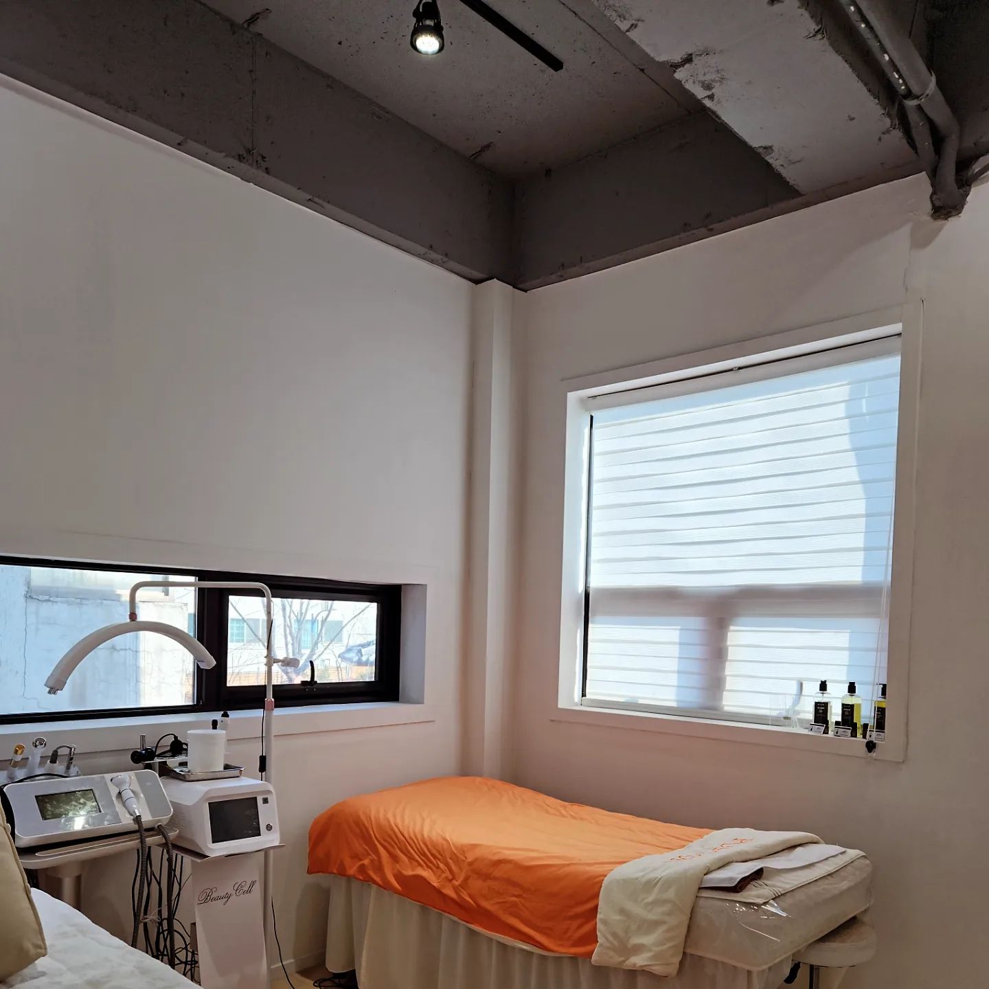 💕퓨온에스테틱

🕒매일 11:00-22:00 / 주말 18:00 마감

🌷매달 2, 4째주 일 정기휴무

📲0507-1367-7873

🏠대구 남구 앞산순환로 724 2층

건물 전용 주차장 이용

고주파리프팅 관리를 체험하게 되었는데요
피부에 대한 상담을 꼼꼼하게 너무 잘해 주셔서
제 피부에 맞는 시술을 받을 수 있었고 
병원 근무 경력도 오래 있으시다 보니 
다양한 시술에 대한 견해가 남다르셨어요
트러블날때만 가끔 피부과에서 
기본관리만 계속 받아오다가 
심층적인 상담을 받고 프로그램까지 짜주셔서
꾸준히 받으면 효과가 좋을 것 같아요
