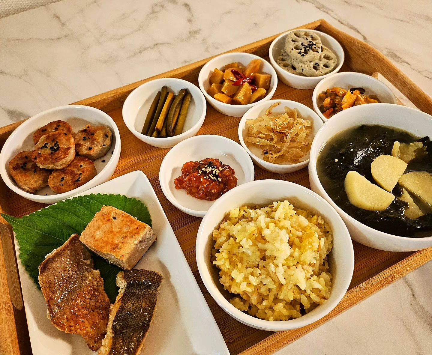 🍽

가을이 성큼🍂
여행떠나고 싶다🙂
.
.
#저녁밥 #저녁밥상 #저녁메뉴 #오늘뭐먹지 #밥상 #밥상스타그램 #반찬메뉴 #감자미역국 #순살생선구이 #동그랑땡 #마늘쫑장아찌 #오이지무침 #연근샐러드 #명엽채볶음 #비빔젓갈 #감자조림