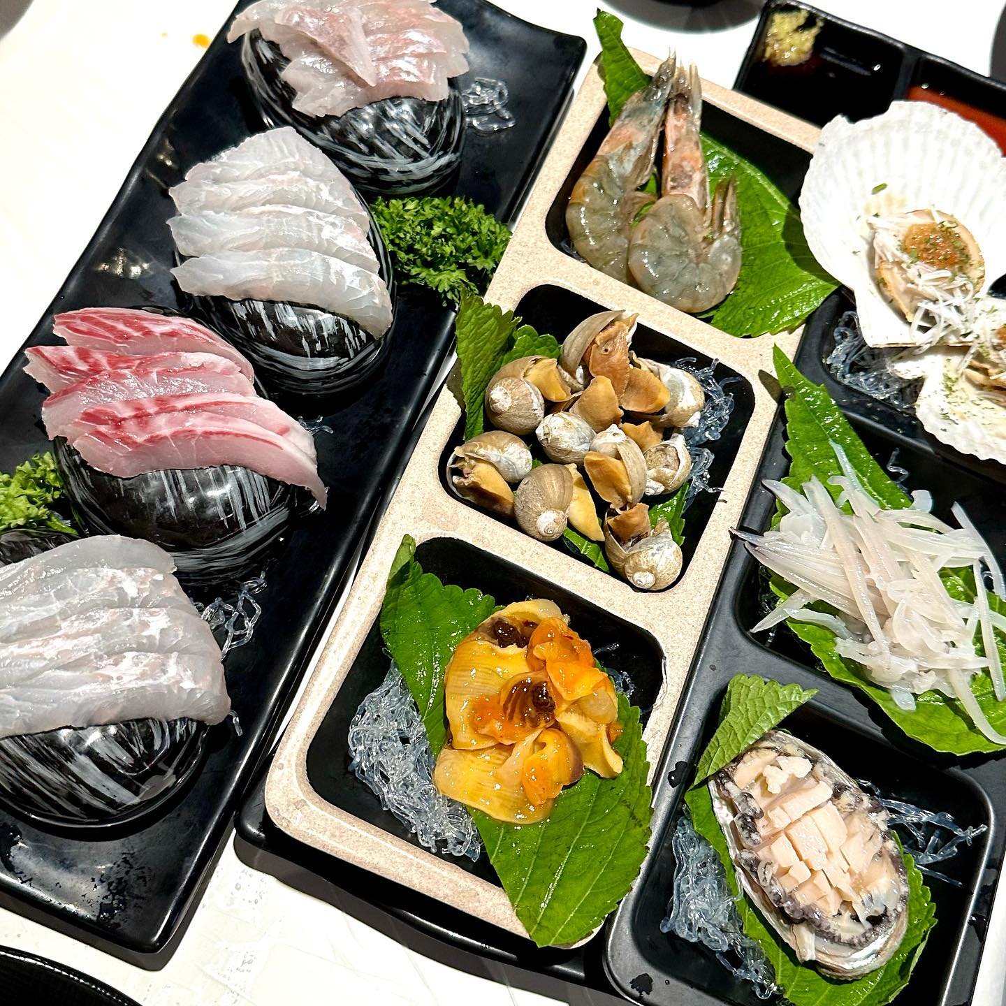 강릉여행 중 발견한 맛집!! #주문활게 🫶🏻
갑자기 친구가 회랑 대게가 먹고 싶다고 해서 차 타고 20분 정도 가서 먹었는데 후회없다,,,!

구성도 알 차고 무엇보다 넘 맛있다❤️
오늘 호우주의보였는데,,,날씨만 더 좋았다면 더 행복했을텐데🤣

#주문진회맛집 #주문진항 #주문진맛집추천 #주문진가볼만한곳 #강릉회 #주문진대게 #주문진대게맛집 #강릉대게 #강릉대게맛집 #강릉현지인맛집