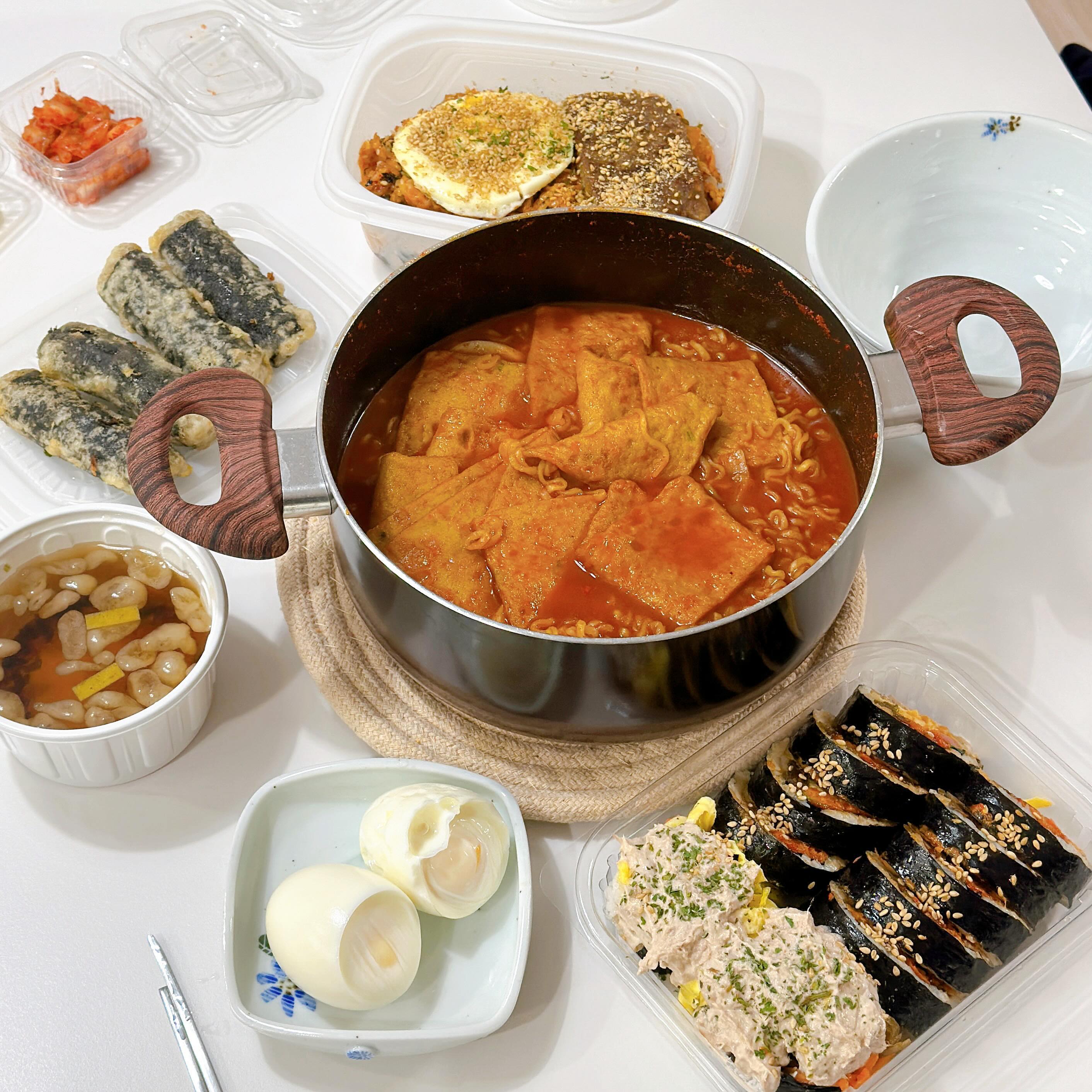 #저녁메뉴 #떡볶이 #김밥
 
드디어 정시퇴근 야근이 끝난 기쁨에 고기먹으러 가려다
김밥 포장하고 간단하게만 떡볶이 만들어 먹었어요〰️

떡볶이러버ღ
국물떡볶이로 만들어 라면사리 넣고 김밥 찍어먹고
삶은계란 으깨서 비벼먹고 아직도 배부르다🥲
 
 
._.